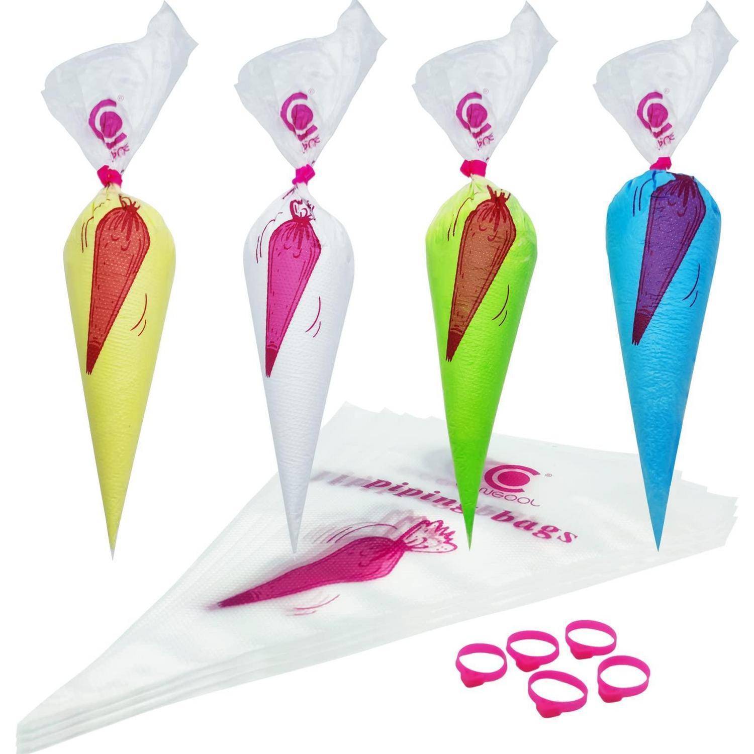 Bunte Konditorei-Spritzbeutel und dekorative Zuckergusspitzen in verschiedenen Farben auf weißem Hintergrund angeordnet.