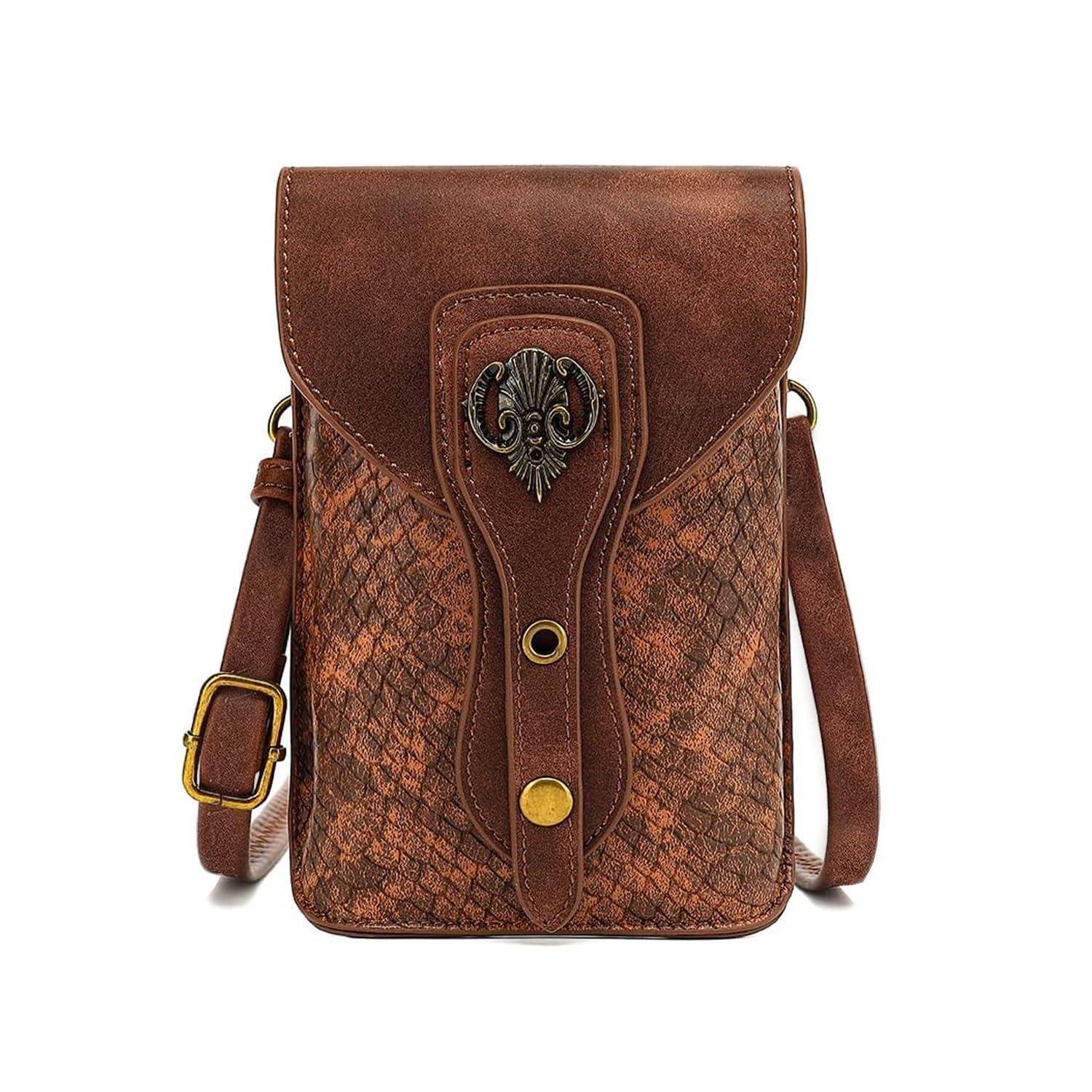 Braune strukturierte Ledertasche zum Umhängen mit Klapperdeckel, dekorativem Metallornament und verstellbarem Riemen auf weißem Hintergrund.