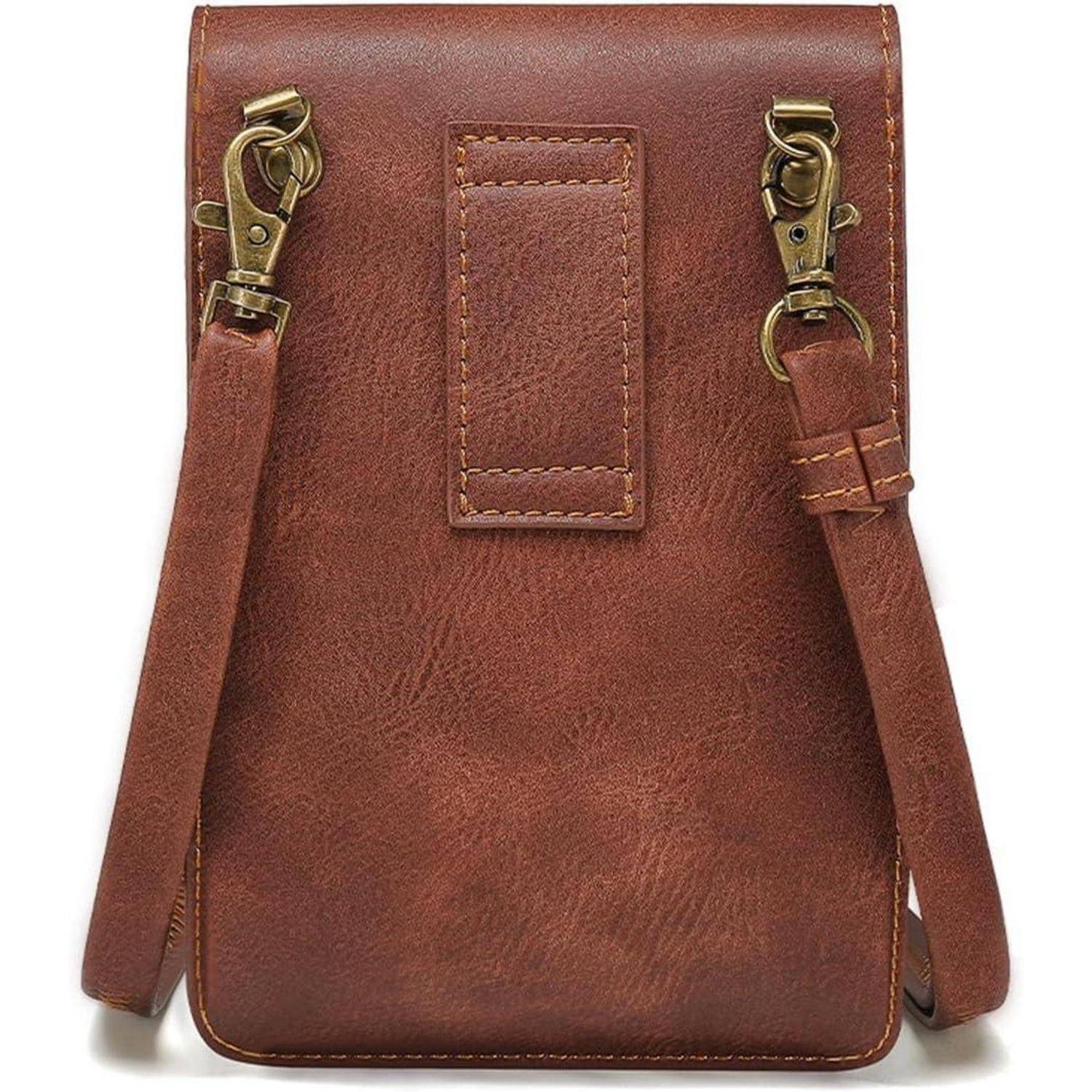 Braune Ledertasche zum Umhängen mit verstellbarem Riemen, Klappe oben und rechteckigem Frontflicken auf einfarbigem weißem Hintergrund.