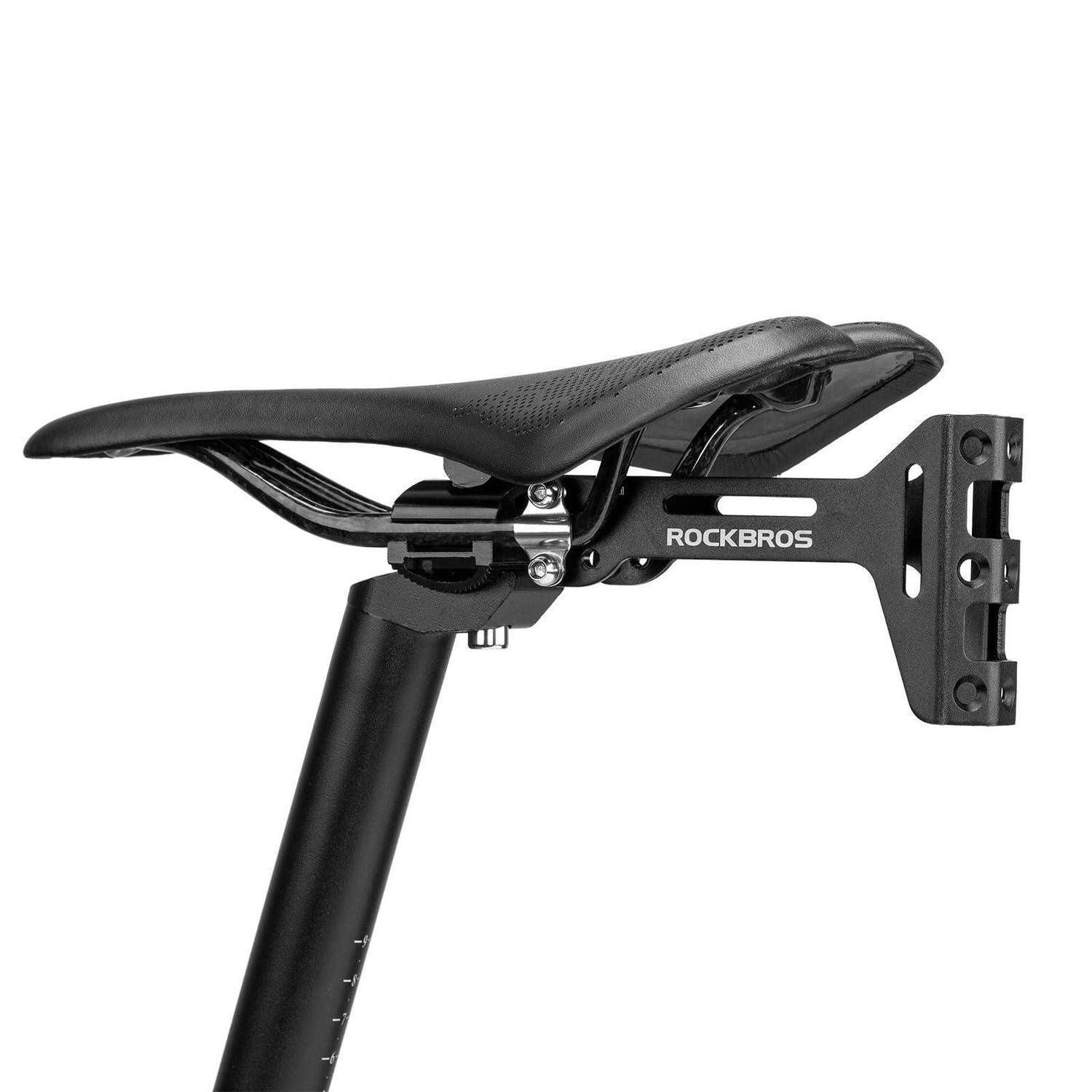 Schwarzer ROCKBROS Fahrradsattel mit langem Sattelstützrohr und hinterer Montageklammer auf weißem Hintergrund.
