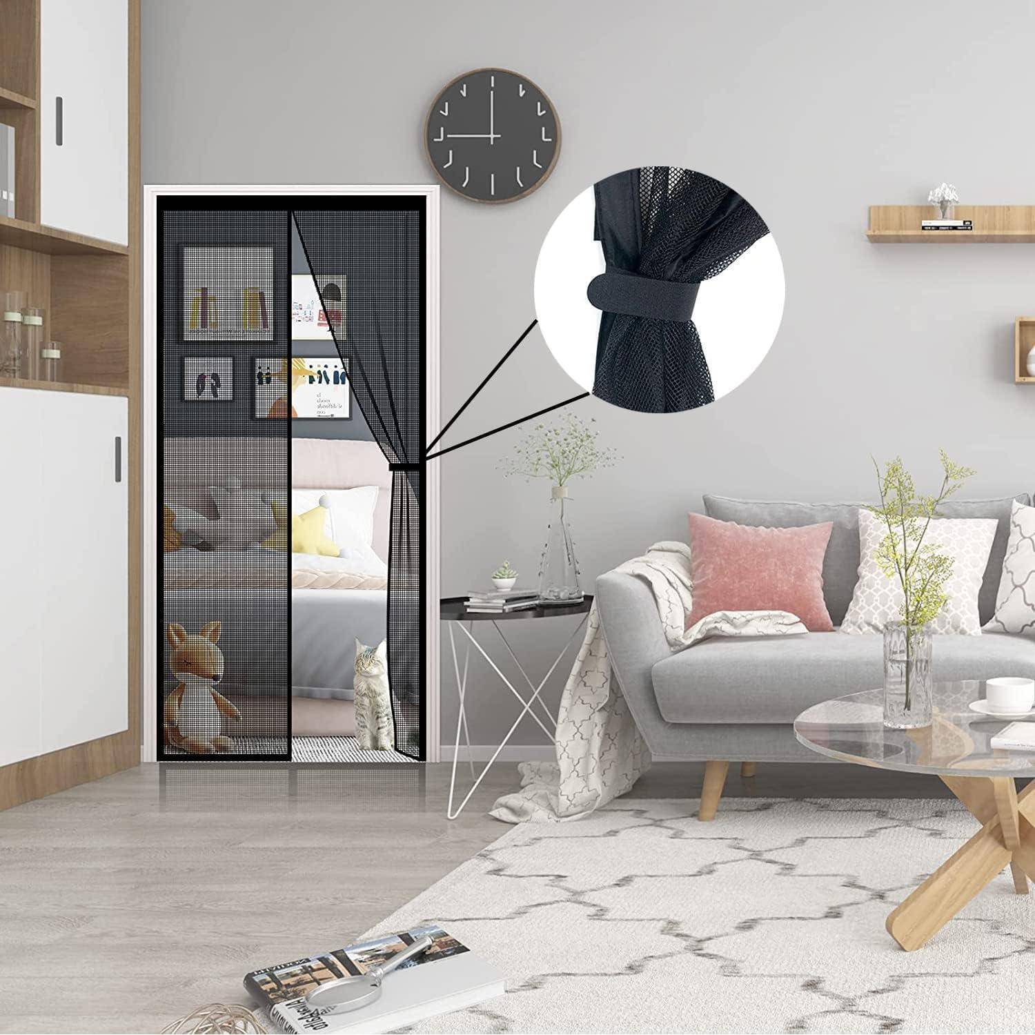 Wohnzimmer mit einem magnetischen Mesh-Türvorhang über der Schlafzimmertür, gezeigt mit einer Nahaufnahme der Vorhang-Verschlussbindung.