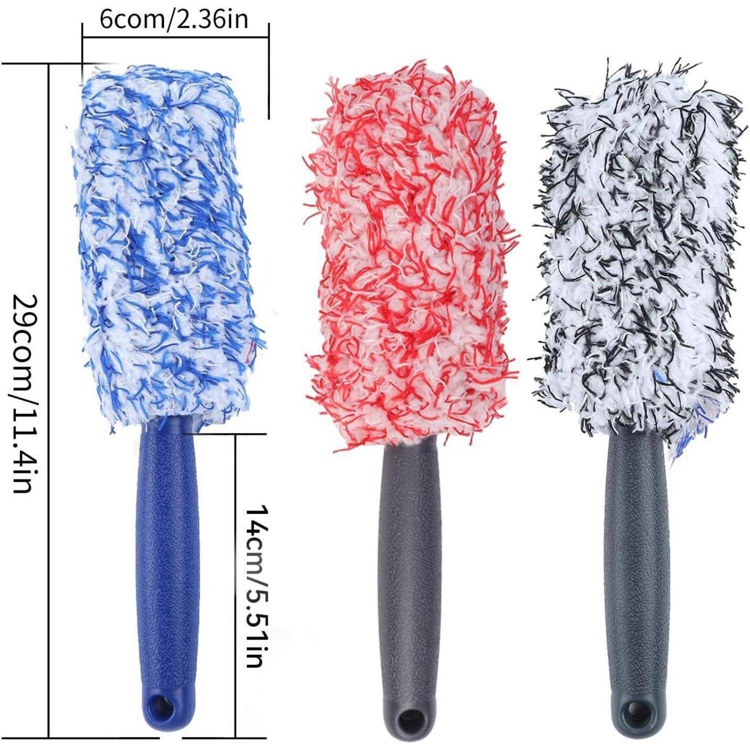 Drei flauschige Staubwedel mit Griffen in Blau, Rot und Schwarz, gezeigt mit Größenangaben: 29 cm Höhe, 6 cm breiter Kopf, 14 cm Griff.