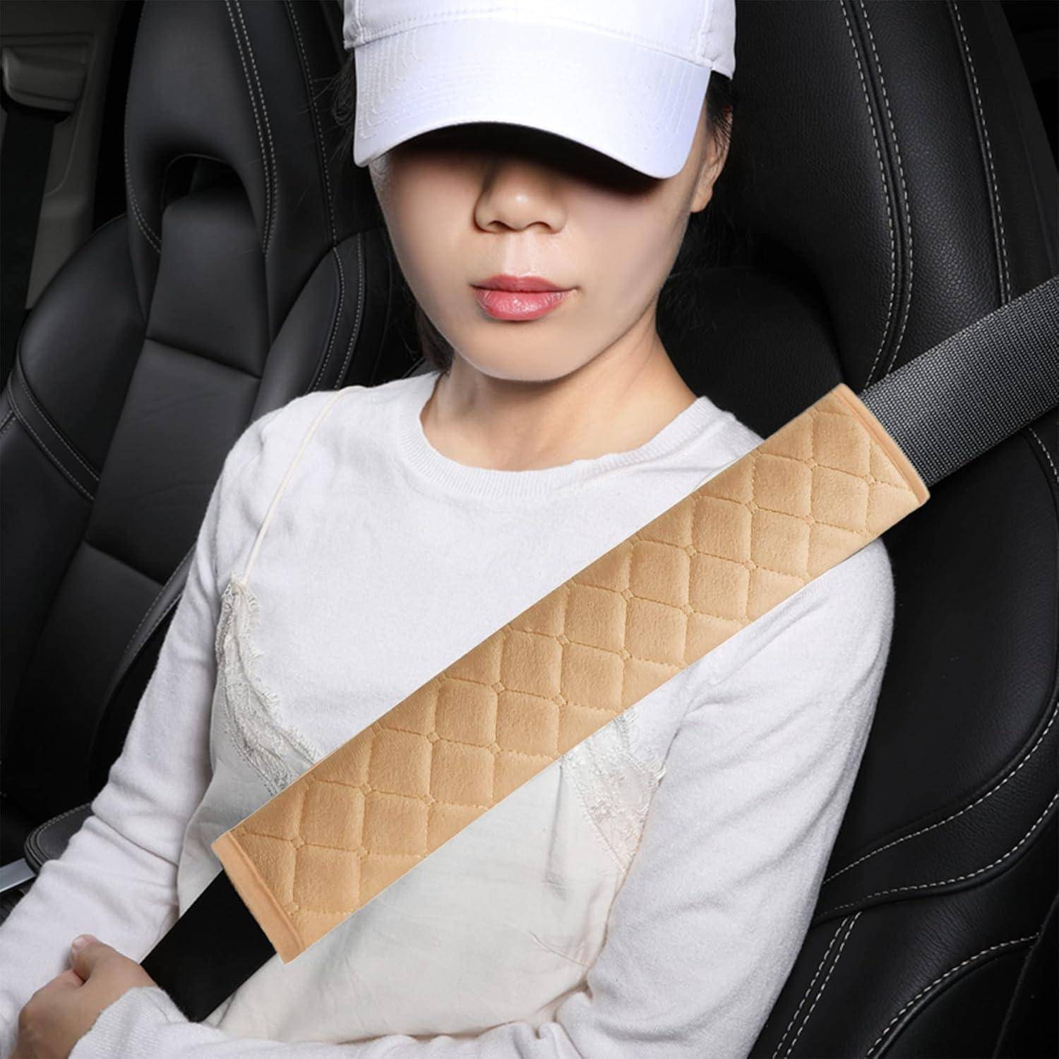 Frau sitzt in einem Auto mit angelegtem Sicherheitsgurt mit gepolsterter Schulterstütze, wobei Fahrgastsicherheit und Komfort hervorgehoben werden.