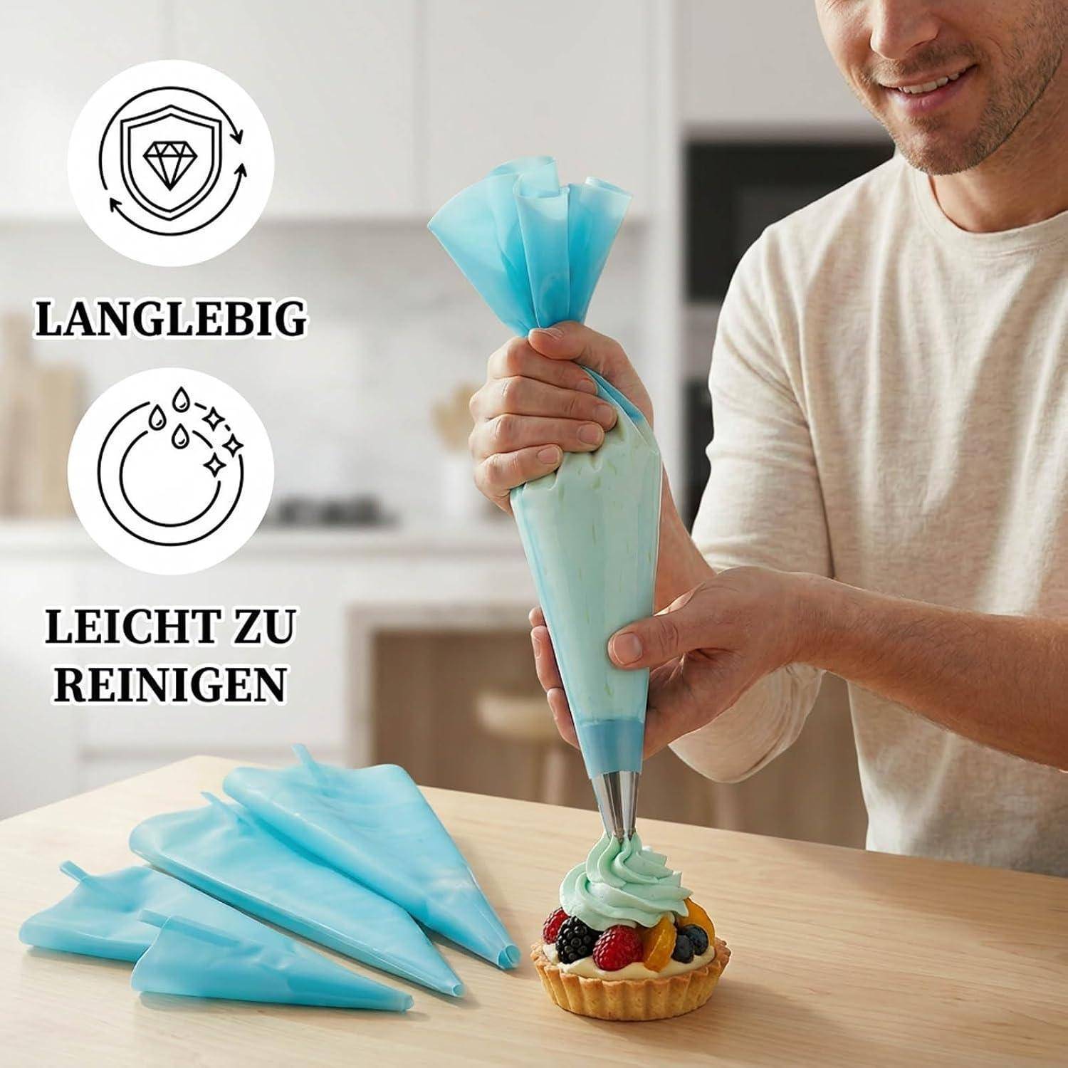 Person verwendet einen wiederverwendbaren blauen Spritzbeutel, um eine Obsttorte zu verzieren; der Text hebt „LANGLEBIG