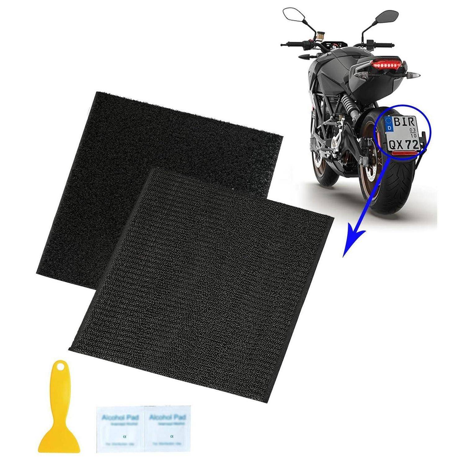 Motorrad-Kennzeichenhalterungsset für die Rückseite mit Klebepads, Alkoholtüchern und einem Kunststoffwerkzeug, gezeigt an einem Motorrad mit dem hervorgehobenen Kennzeichenbereich durch einen Pfeil.
