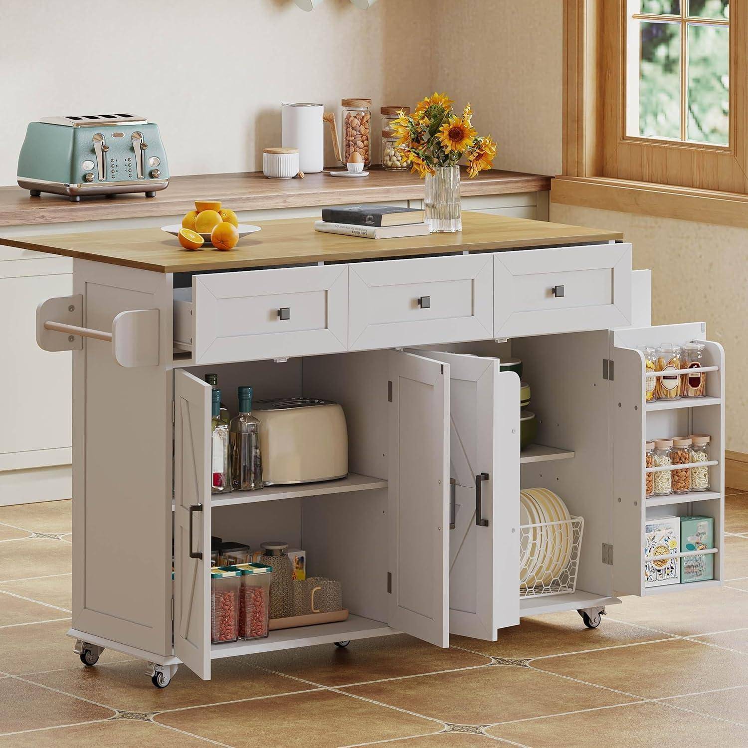 Kücheninsel auf Rollen mit offenen Schranken, Schubladen und Arbeitsplatte, auf der ein Toaster, Obst, Bücher und Blumen stehen.