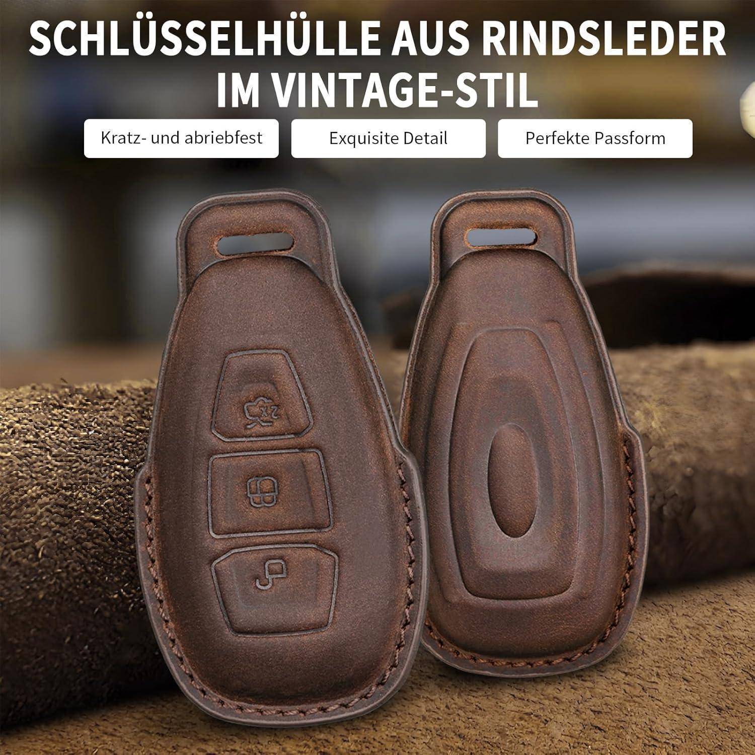 Braune Lederetuis für Schlüsselanhänger, von vorne und hinten gezeigt, mit gestepptem Winterdesign; Der deutsche Text besagt „Schlüsselhülle aus Rindsleder im Vintage-Stil