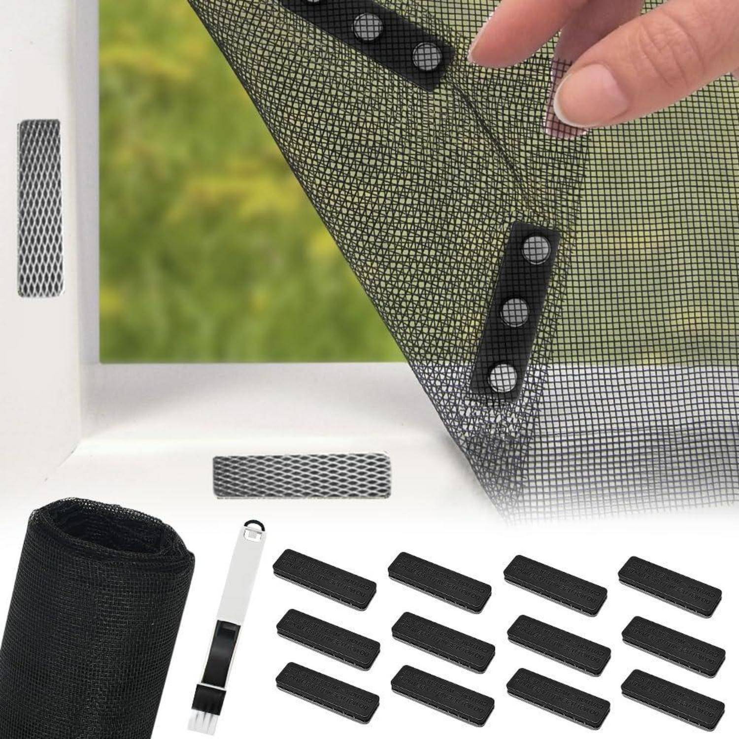 Nahaufnahme eines Fensterfliegengitter-Reparatursatzes: ein Maschenpflaster wird über ein zerrissenes Gitter gehalten, mit Klebebändern und einem Rollerwerkezug auf einer weißen Oberfläche.