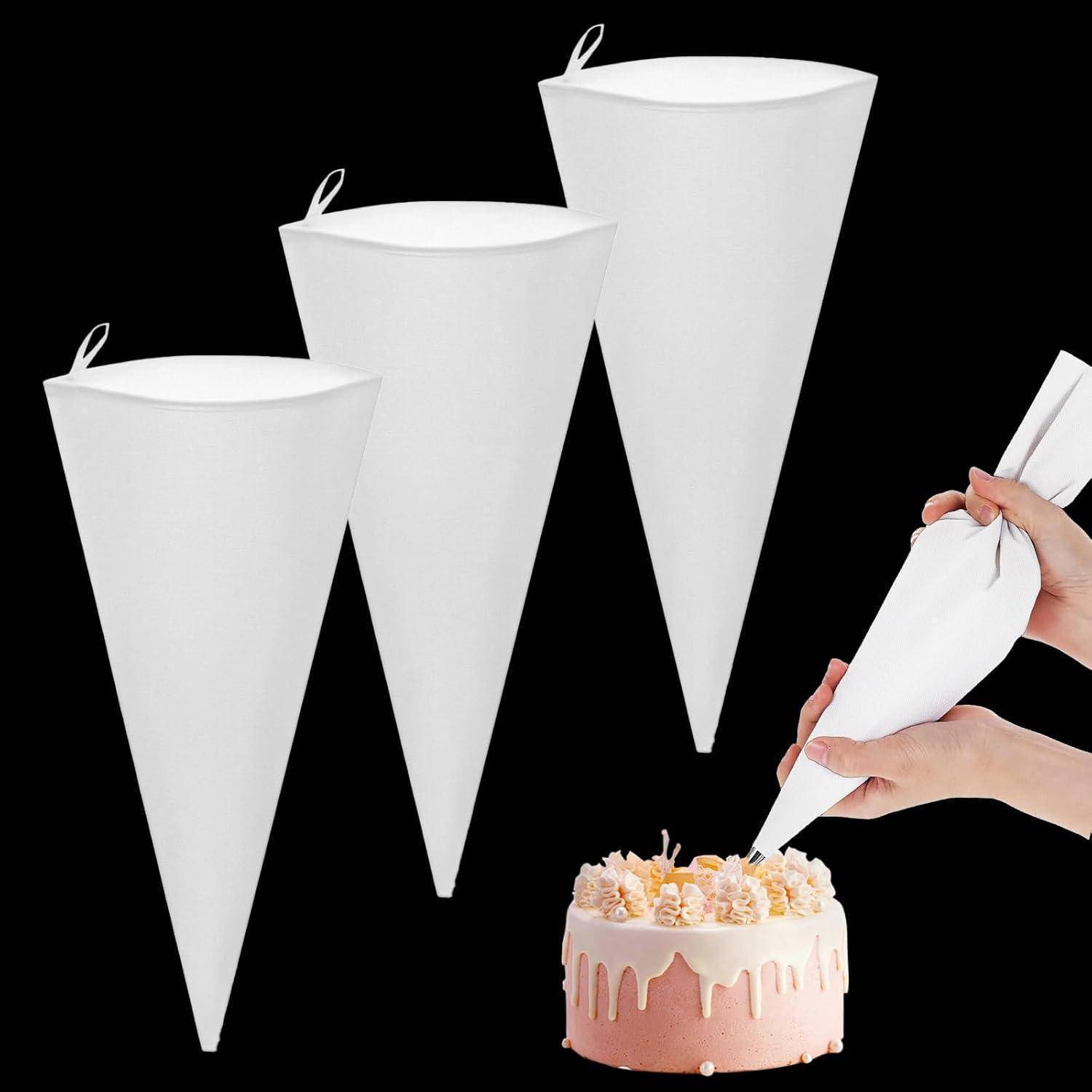 Hände, die Glasur auf einen kleinen Kuchen spritzen, mit drei weißen kegelförmigen Papiertüten, die vor einem schwarzen Hintergrund angezeigt werden.