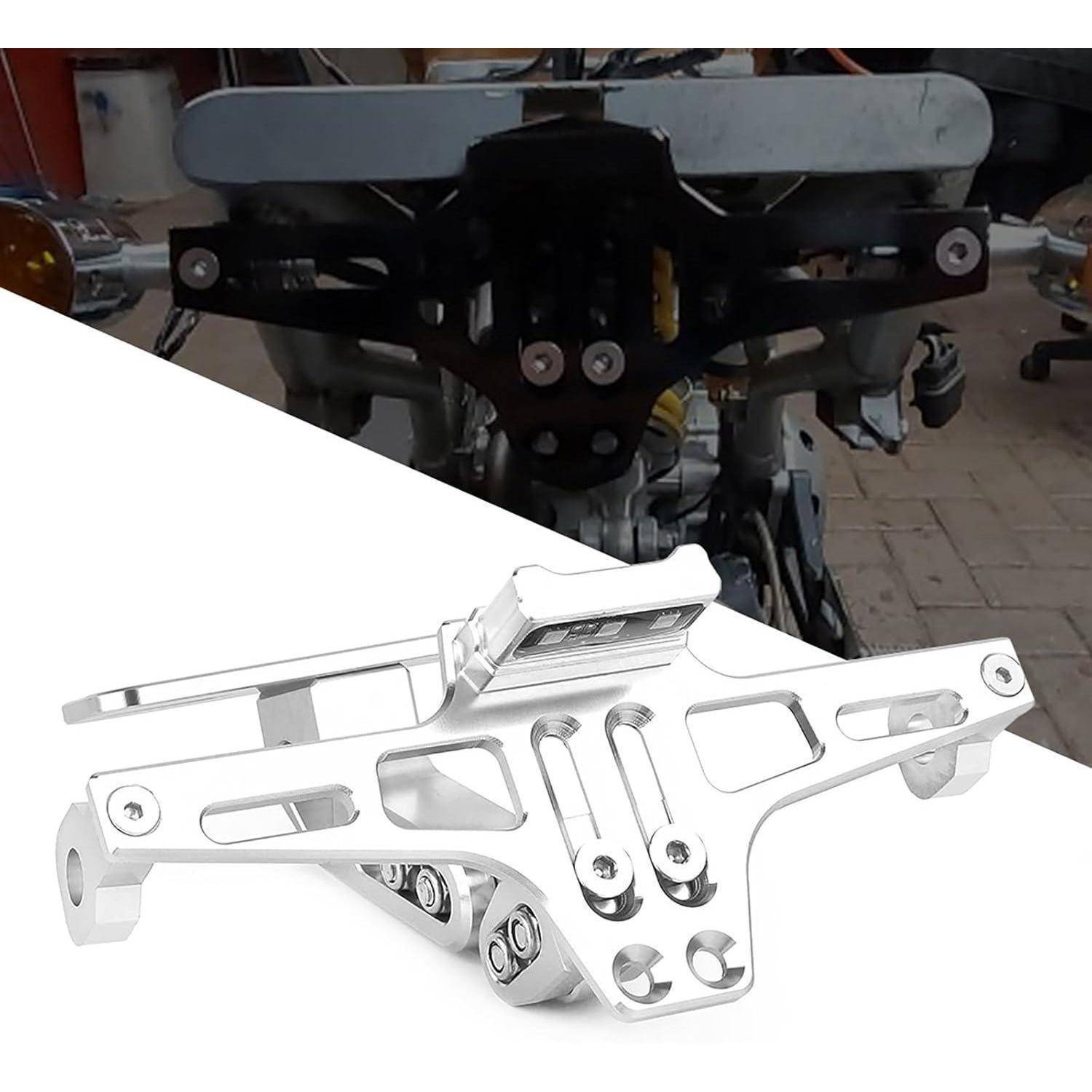 Silberne Motorrad-Kennzeichenhalter für hinten/Kotflügelverkürzer-Halterung, angebracht am hinteren Ende eines Motorrads.