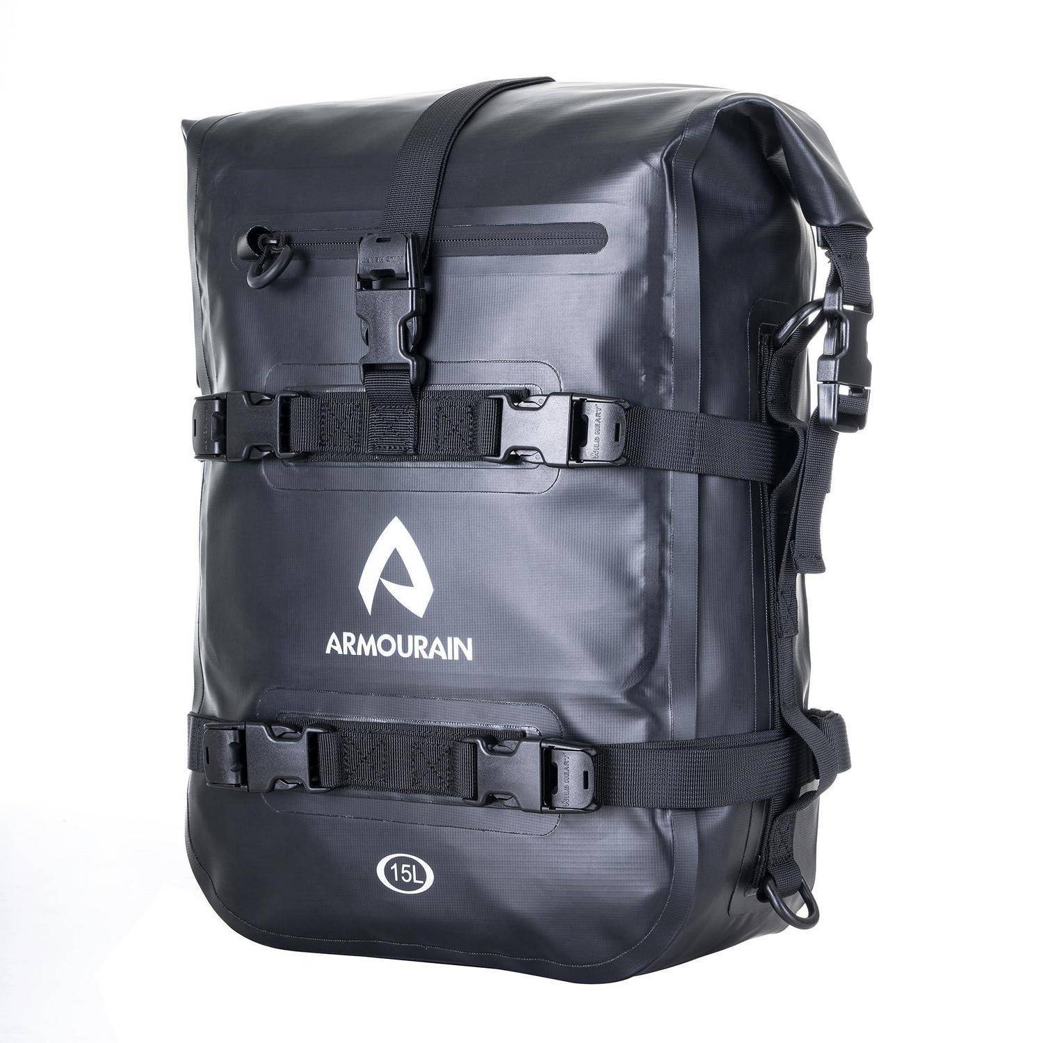 Schwarzer 15L Roll-Top-Rucksack mit wasserdichter Beschichtung, verschnallten Riemen und ARMOURAIN-Logo auf weißem Hintergrund.