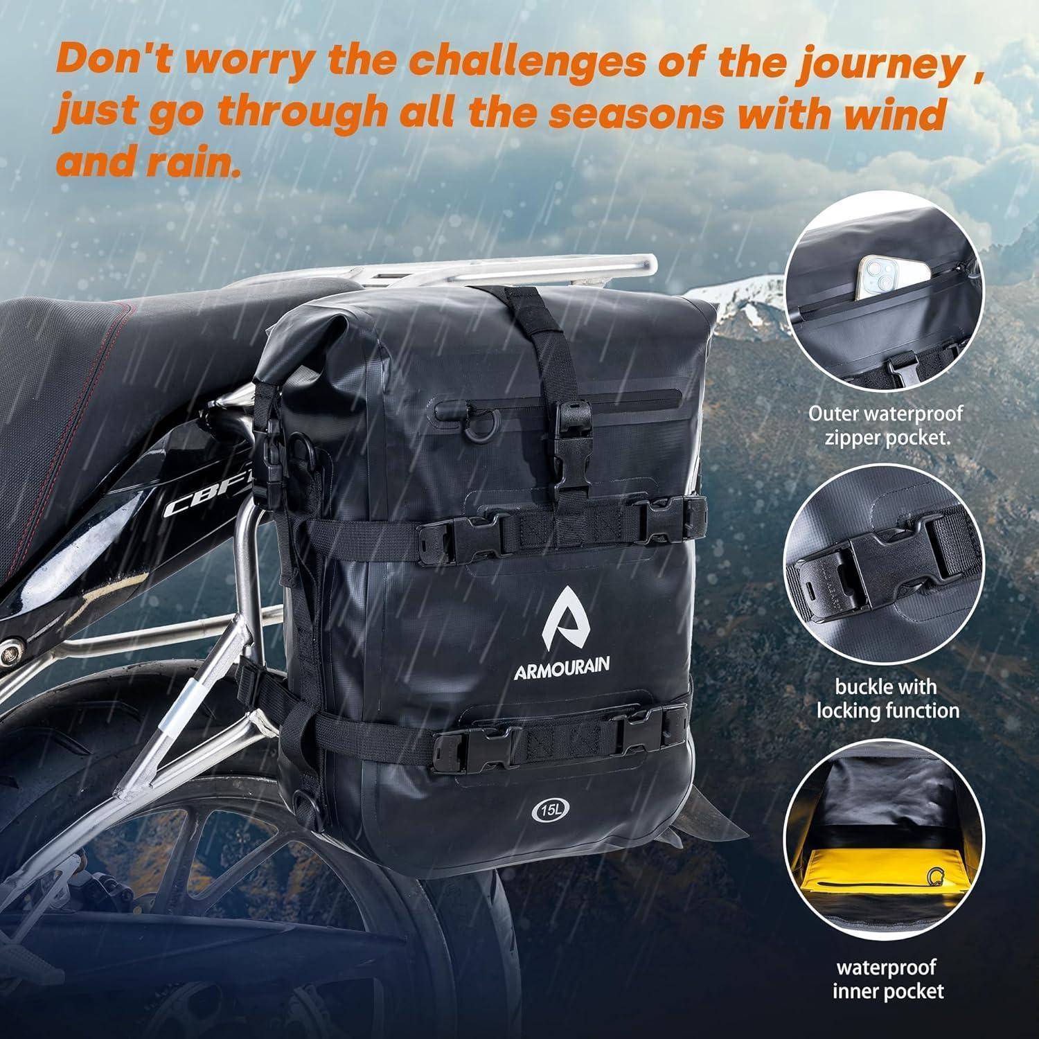 Wasserdichter schwarzer Motorrad-Rucksack auf einem Motorrad im Regen, mit Beschriftungen für eine äußere wasserdichte Reißverschlusstasche, eine Verschlusschnalle und eine wasserdichte innere Tasche.