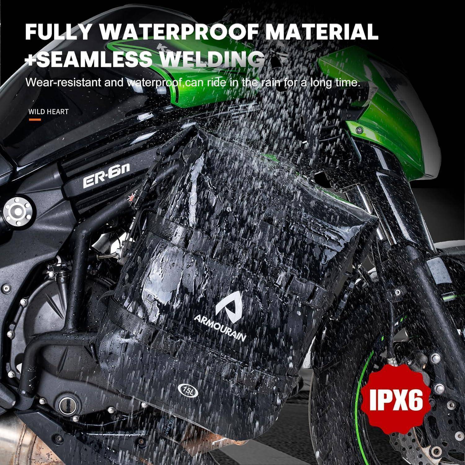 Wasserdichte Motorrad-Aufbewahrungstasche, die auf einem Motorrad montiert ist, wird bei starkem Regen gezeigt, mit Text, der vollständige Wasserdichtheit, nahtlose Verschweißung und IPX6-Schutz bewirbt.