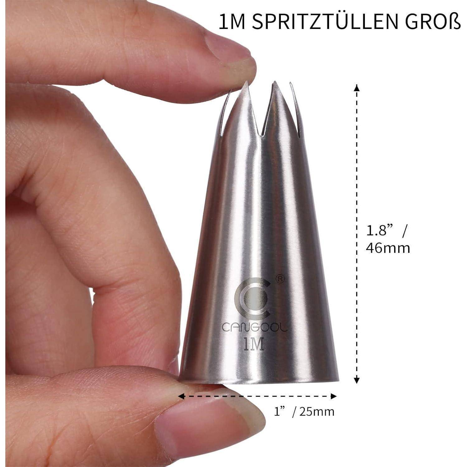 Nahaufnahme einer großen Edelstahlspritzdüse, die zwischen den Fingern gehalten wird, mit der Beschriftung „1M SPRITZTÜLLEN GROSS