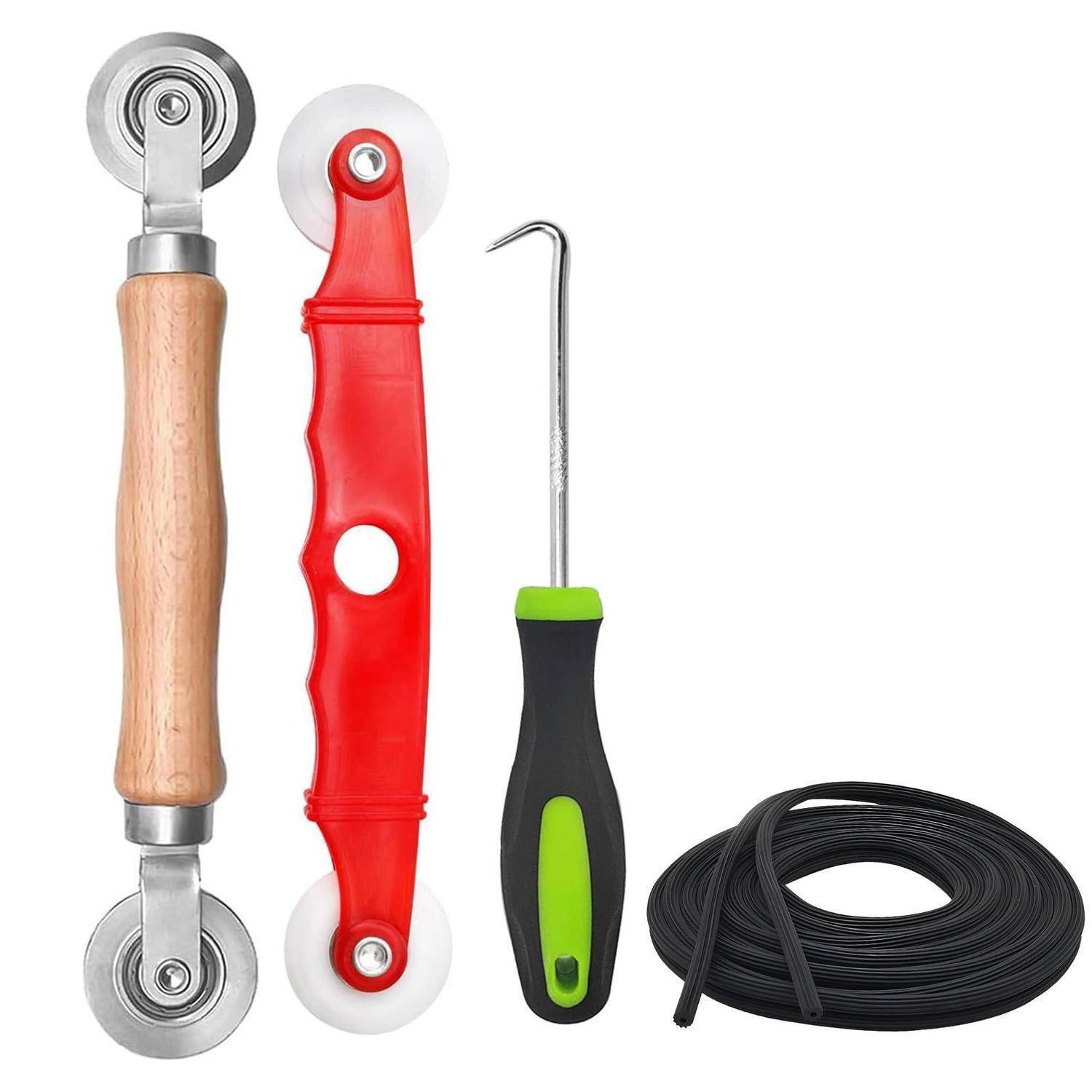 Satz von Werkzeugen zum Anbringen und Formen von Verkleidungen: zwei Rollenapplikatoren, ein Hakenwerkzeug und eine Rolle schwarzer Kanten auf weißem Hintergrund.