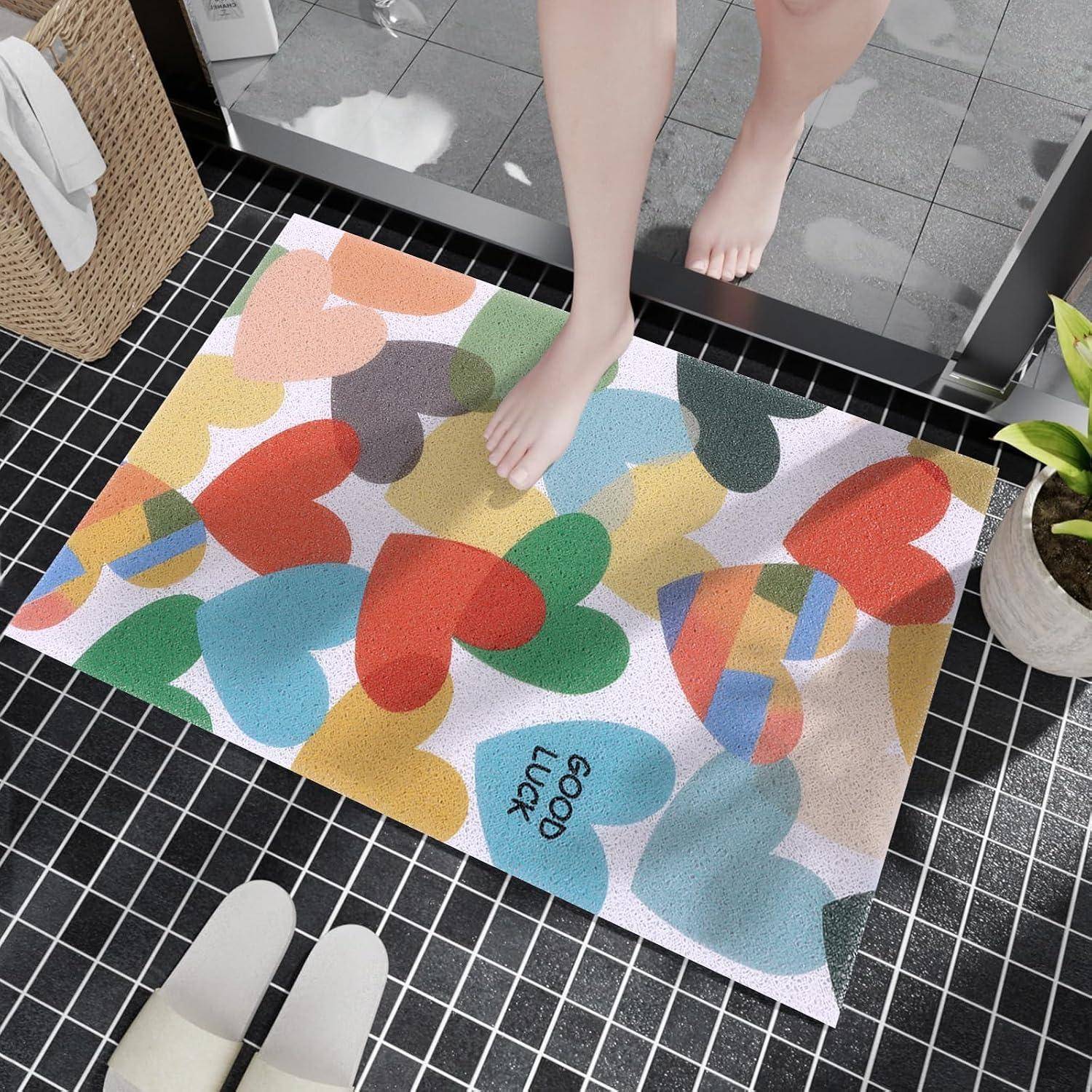 Bunte Badematte mit Herzmuster und Text „Good Luck