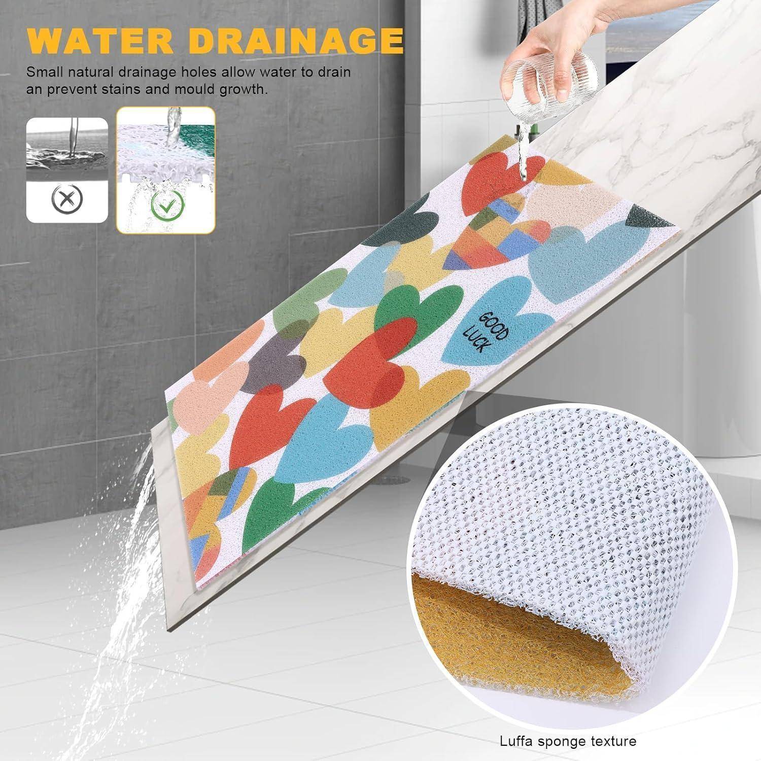 Farbenfrohe Luffa-backed Badematte auf einer schrägen Oberfläche entwässert Wasser durch kleine Löcher, gezeigt mit spritzendem Wasser und einer Nahaufnahme der Textur.