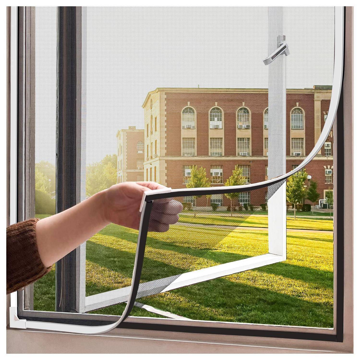 Hand entfernt ein Fenstersieb, um ein Fenster zu öffnen, mit einem Gebäude und Rasen sichtbar draußen.
