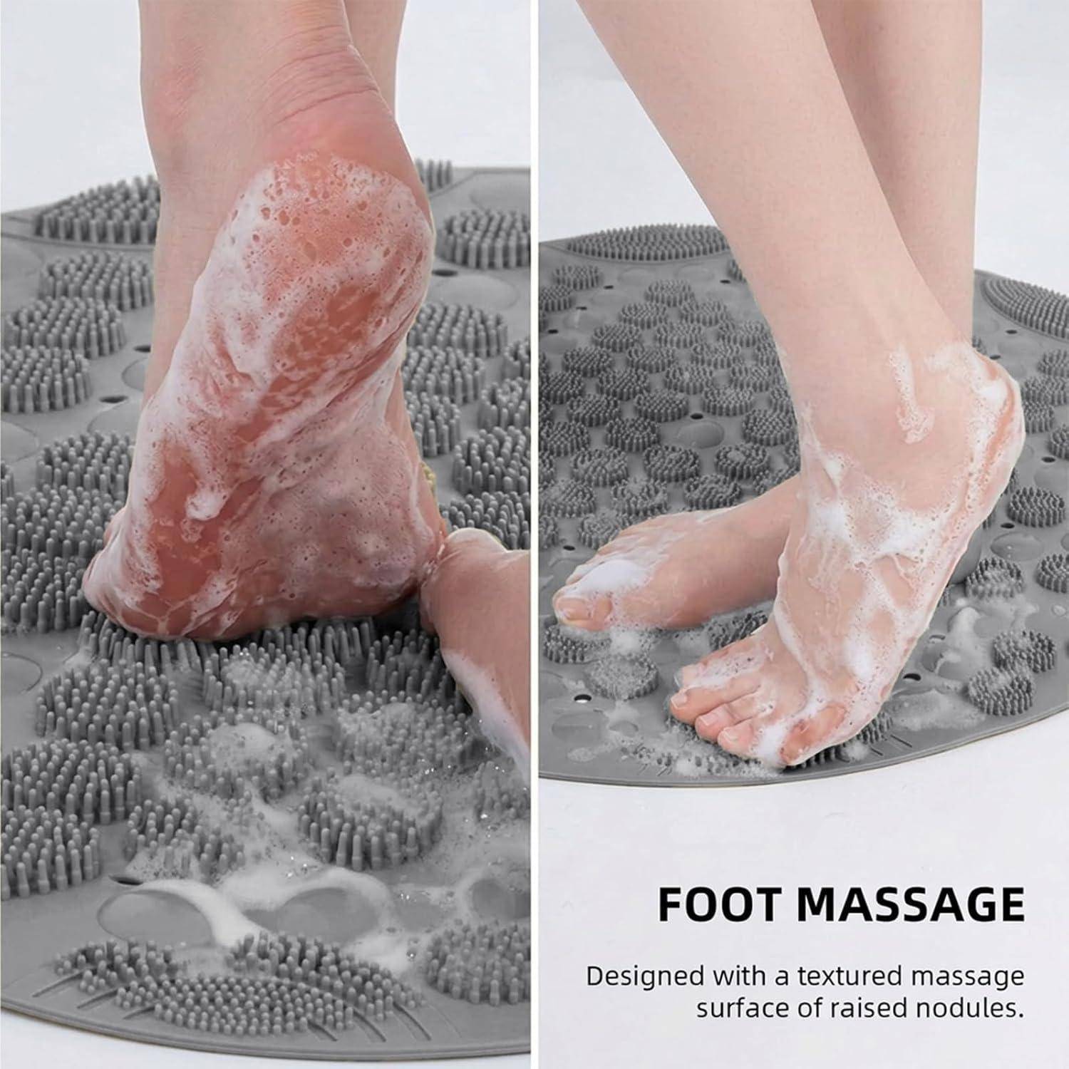 Geteiltes Bild zeigt Füße, die auf einer strukturierten Massagematte mit Schaumstoff stehen; der Text lautet „FUSSMASSAGE" und vermerkt eine erhabene Nodulenoberfläche.