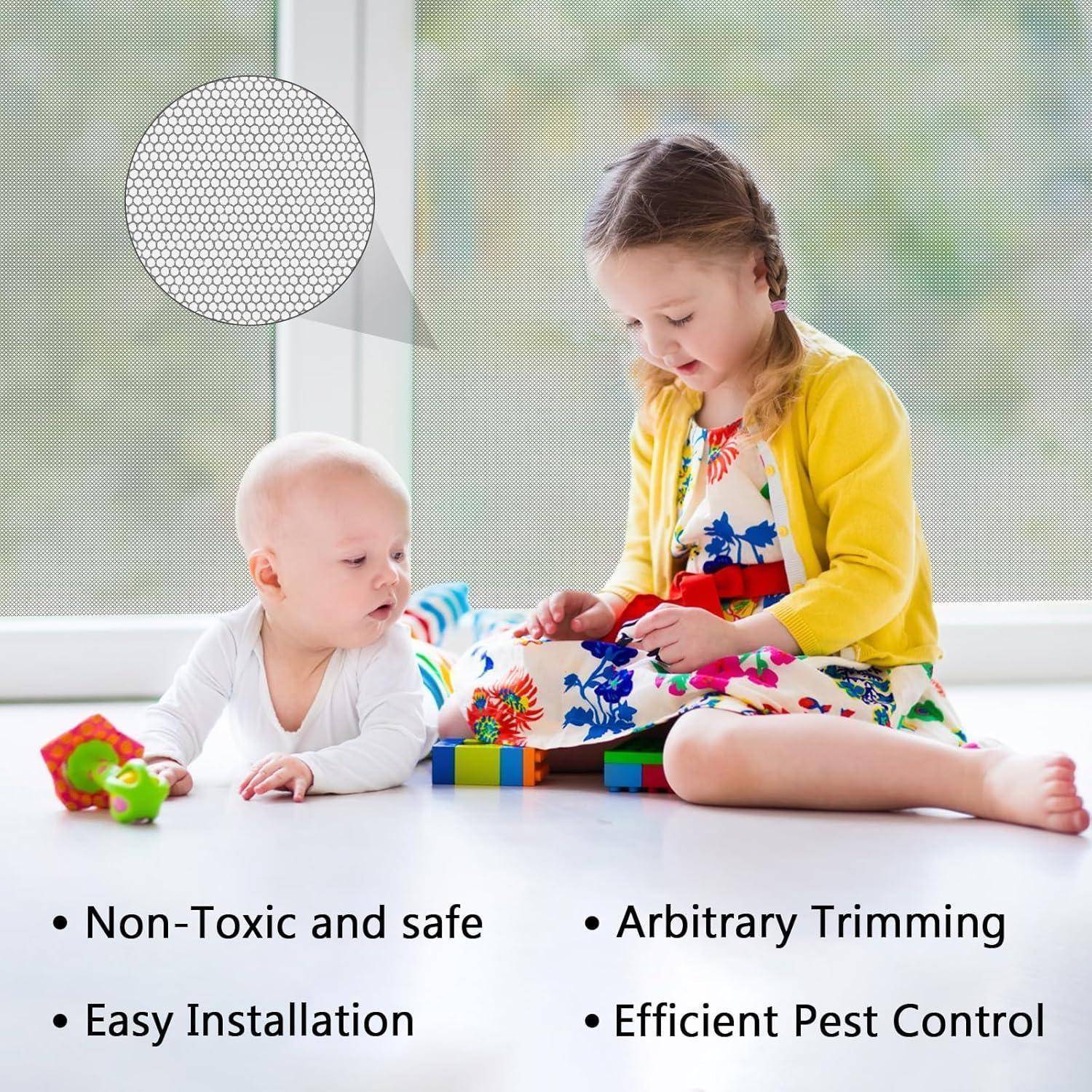 Junges Mädchen und Baby spielen auf dem Boden neben einem Fenster, mit einem eingefügten Bild eines feinen Maschennetzes und Text, der ungiftige, einfach zu installierende Schädlingsbekämpfungs-Fenstersiebe bewirbt.