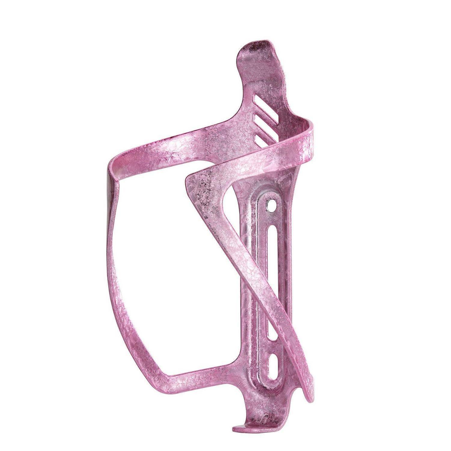 Rosa Metall-Fahrrad-Wasserflaschenkäfig auf weißem Hintergrund.