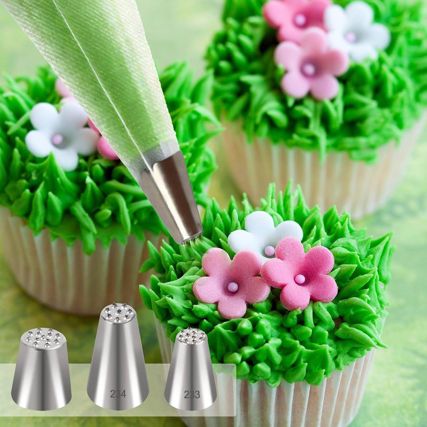 Spritzbeutel dekoriert Cupcake-ähnliche Leckereien mit grüner Frosting-Gras und rosa-weißen Blüten-Toppern, mit darunter gezeigten Metallspritzern.
