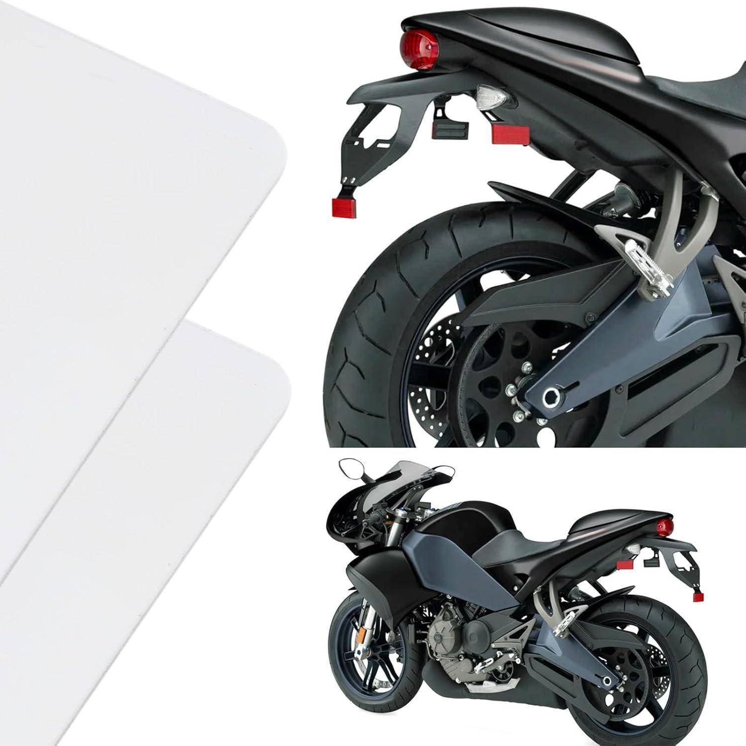Motorrad-Heck- und Seitenansichten, die ein schwarzes Sportmotorrad mit einem hinteren Schutzblech/Kennzeichen halter und roten Reflektoren zeigen.