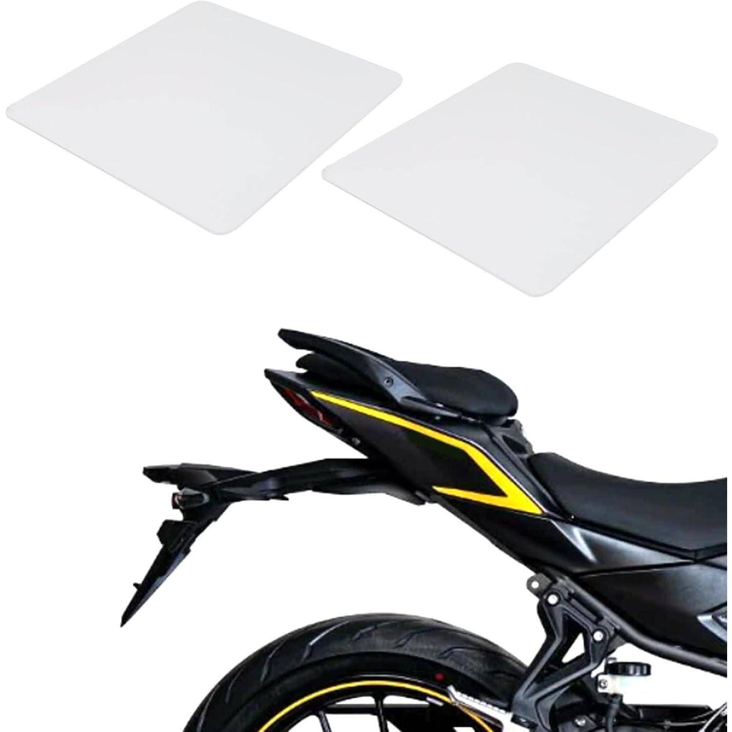 Hinterer Bereich eines schwarzen Sportmotorrads mit gelbem Streifen, zeigt den Sitz und das Hinterrad unter zwei halbtransparenten Überlagungsformen.