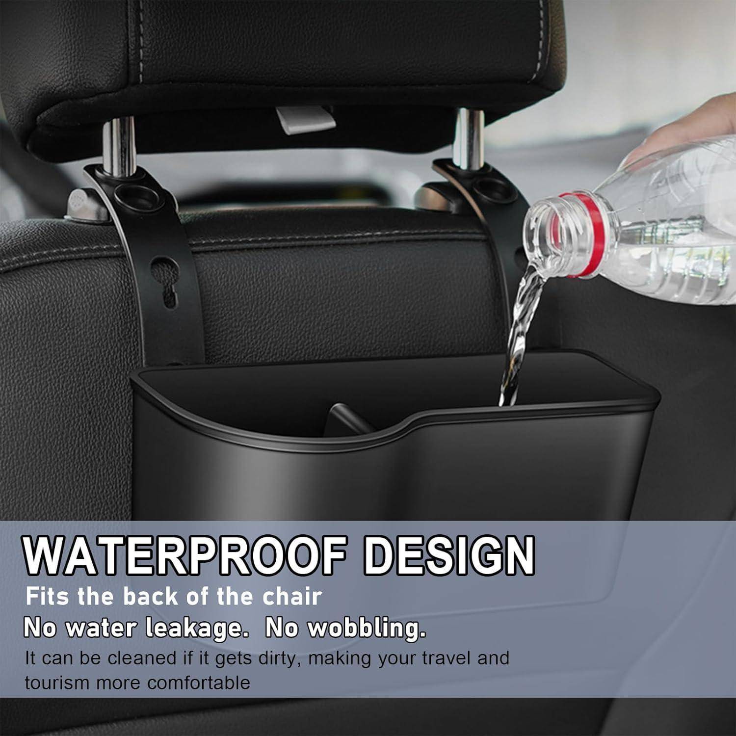 Wasserdichter Autositzrücken-Mülleimer, der auslaufendes Wasser aus einer Flasche auffängt und das undichte Design hervorhebt.