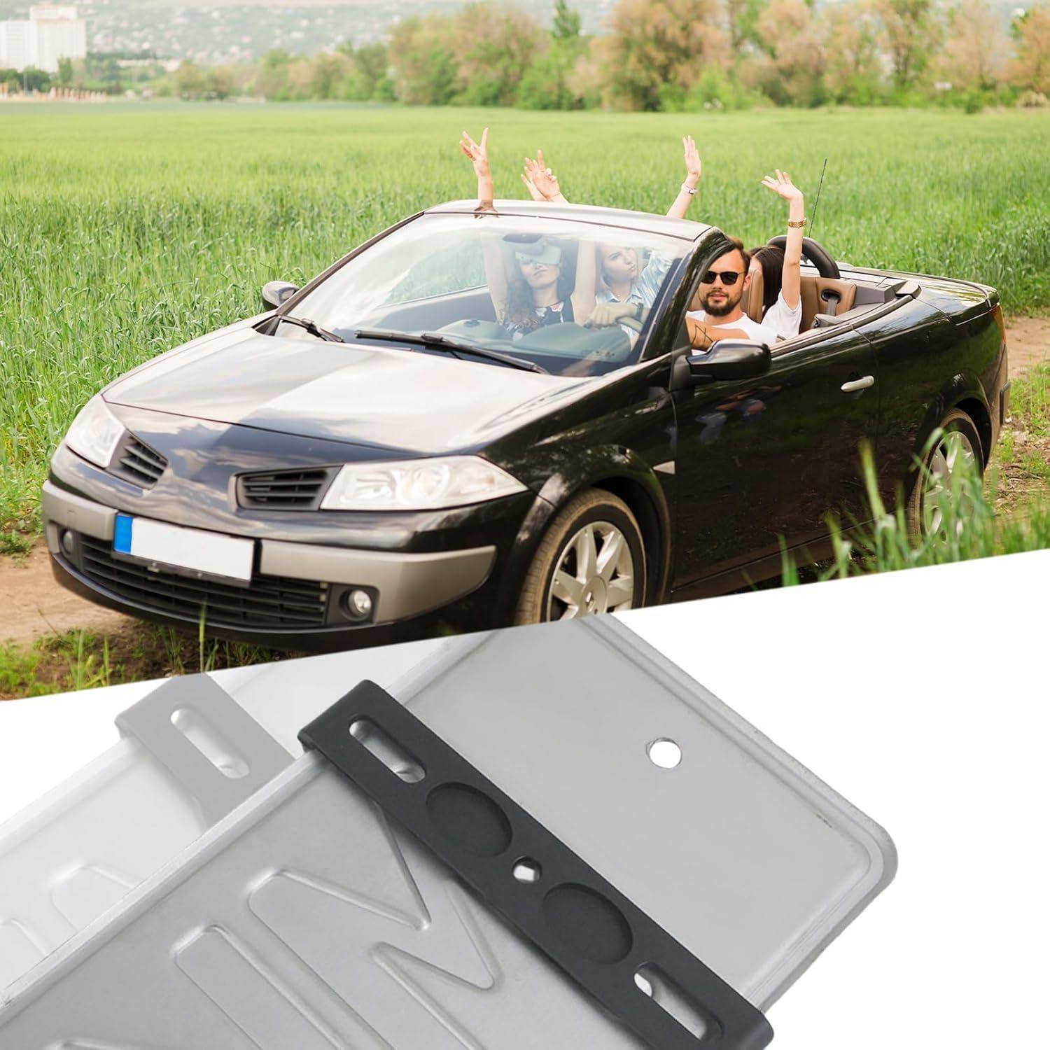 Schwarzes Cabrio fährt über ein Feld mit Fahrgästen, die winken, oben Nahaufnahme von Kennzeichenhaltern und Rahmen.