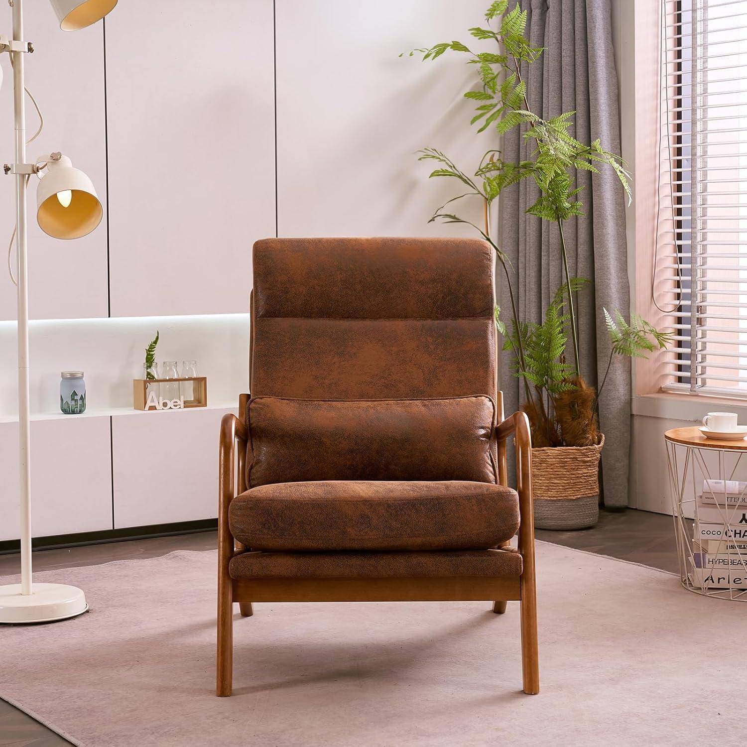 Brauner gepolsterter Loungesessel in der Mitte eines hellen Wohnzimmers mit Pflanzen, Vorhang, Lampe und Beistelltisch.