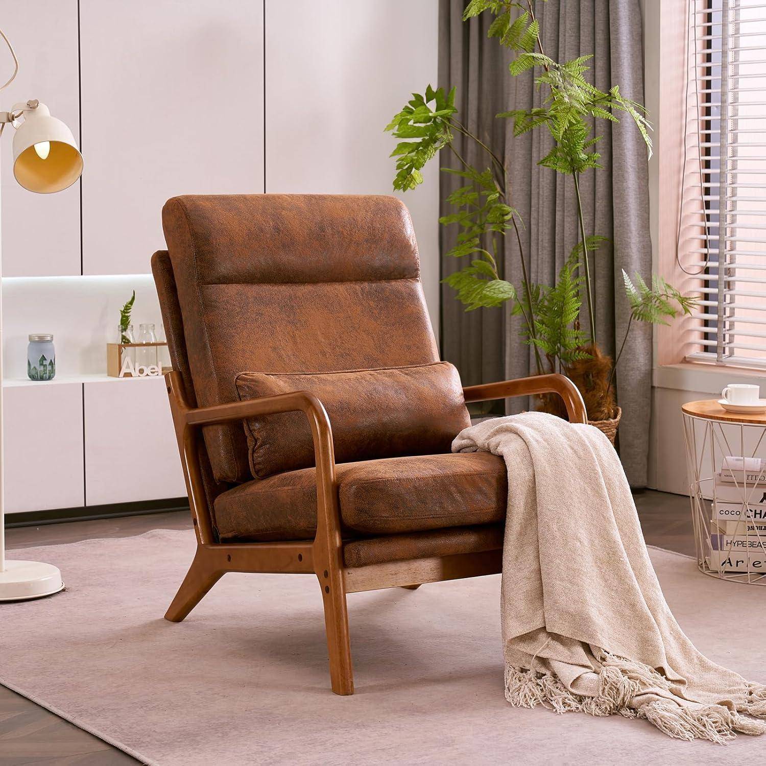 Brauner Ledernsessel mit Holzrahmen in einem hellen Wohnzimmer, drapiert mit einer beigen Wurfdecke.