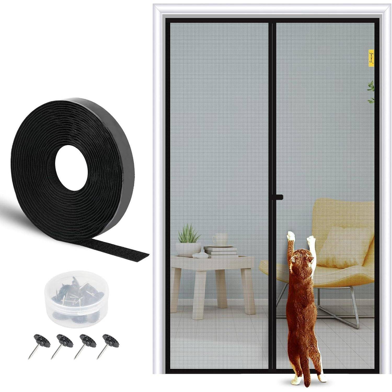 Schwarze Rolle Moskitonetz mit Magneten und Heftzwecken, gezeigt mit einer magnetischen Fliegengittertür in einer Türöffnung, die eine Katze am Betreten hindert.