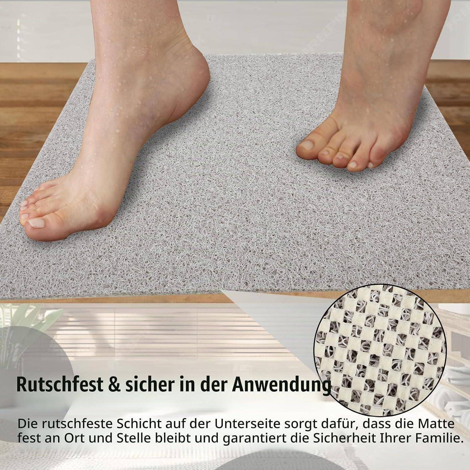 Barfüße stehen auf einer strukturierten rutschsicheren Badewannenmatte, gezeigt mit deutschem Text, das besagt, dass sie rutschfest und sicher in der Anwendung ist.