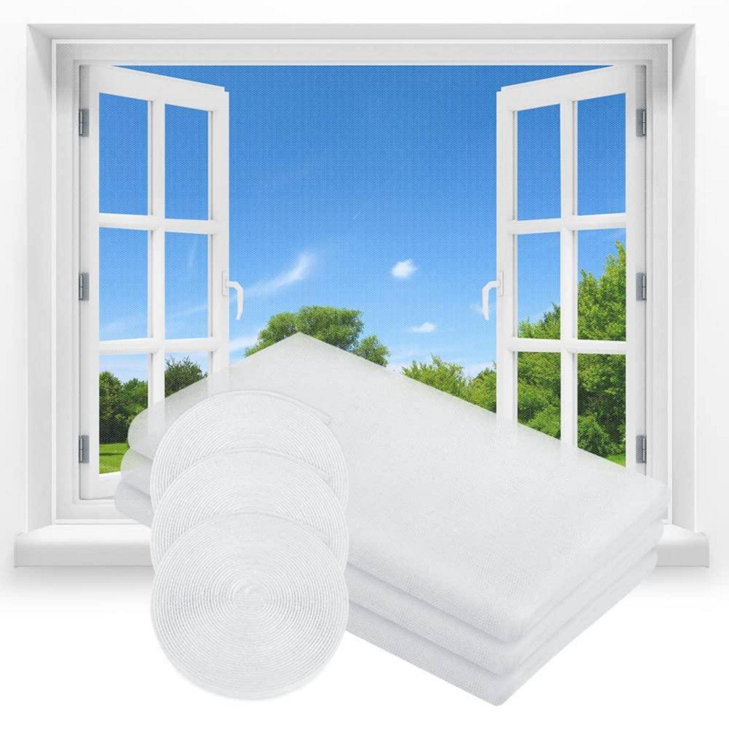Weiß gerolltes und gefaltetes Stoff- oder Maschenmaterial, das vor einem offenen Fenster mit sonnigem blauem Himmel und Bäumen draußen angezeigt wird.