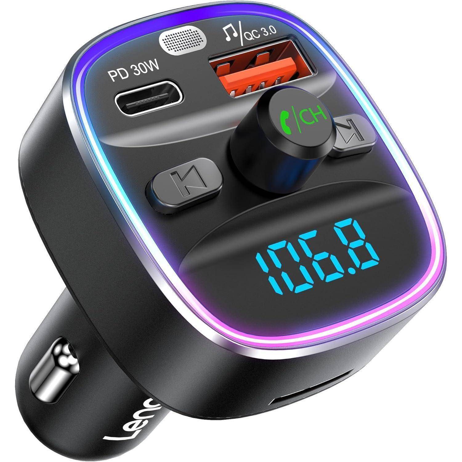 Auto-FM-Transmitter mit LED-Display anzeigend 106,8, USB-C PD 30W-Anschluss, QC 3.0 USB-Anschluss und Musik-/Wiedergabesteuerungen