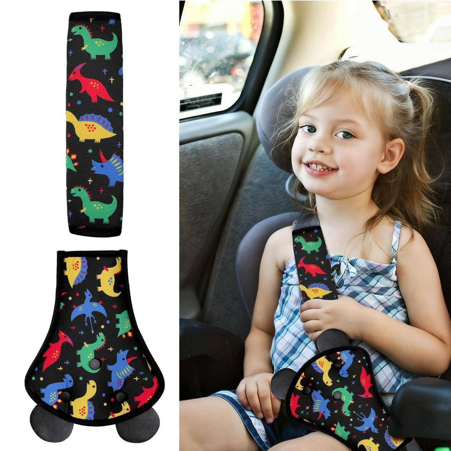Schutzbezug für Autositzgurt und Polster für Fahrzeugsicherheitsgurt mit buntem Dinosaurier-Muster, abgebildet neben einem lächelnden Mädchen, das es in einem Autokindersitz trägt.