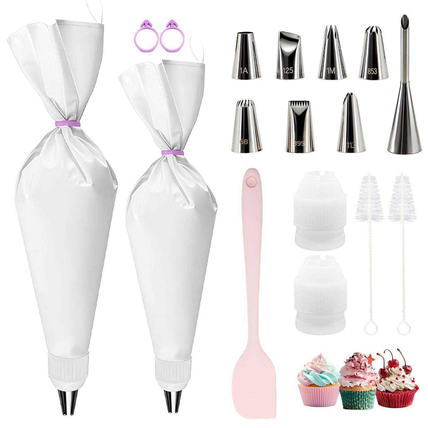 Spritzbeutel-Set mit zwei gefüllten Einwegbeuteln, Metall-Dekorspitzen, Kupplungsstücken, Reinigungsbürsten und einem rosa Spatel; Cupcakes als Dekorationsbeispiele gezeigt.