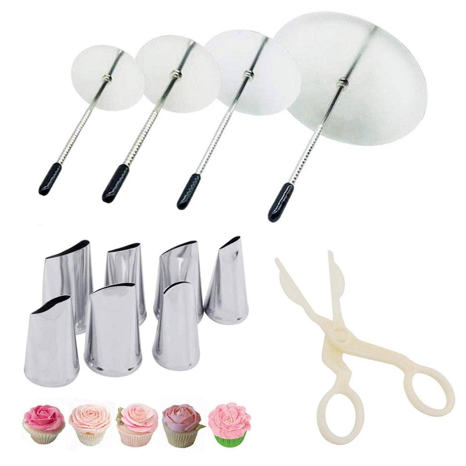 Ein Set von Kuchendekorationswerkzeugen: vier runde Zuckerguss-Spachtel, fünf Metallspritzbeutel-Aufsätze, ein Paar Dekorationszangen und fünf glasierte Cupcakes.