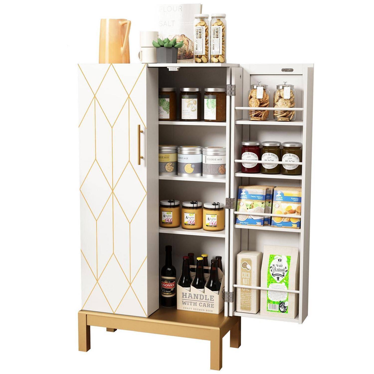 Hoher weißer Speisekammerschrank mit goldenen geometrischen Akzenten und offenen Regalen mit Gläsern, Dosen, Snacks und Flaschen; untere Bankbasis im Stil.
