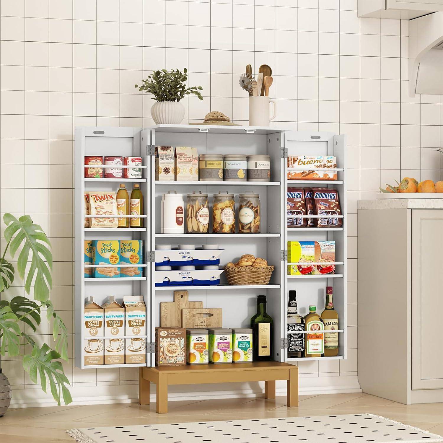 Offener Speiseschrank ordentlich organisiert mit Lebensmitteln, Würzmitteln und Snacks in einer hellen Küche.