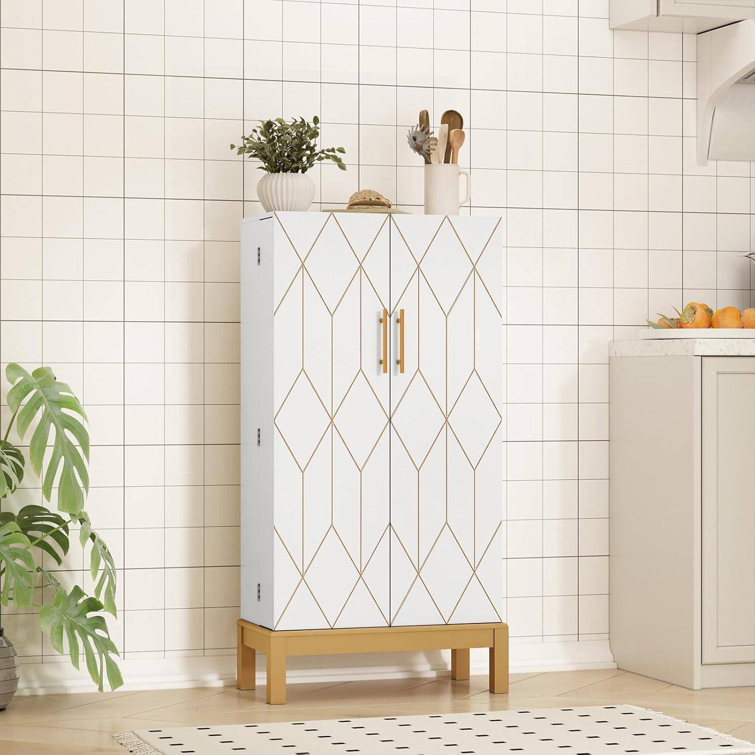 Weißer geometrischer Schrank mit goldenen Beinen und Griffen in einer gekachelten Küche, oben mit einer Pflanze und Utensilien bestückt.