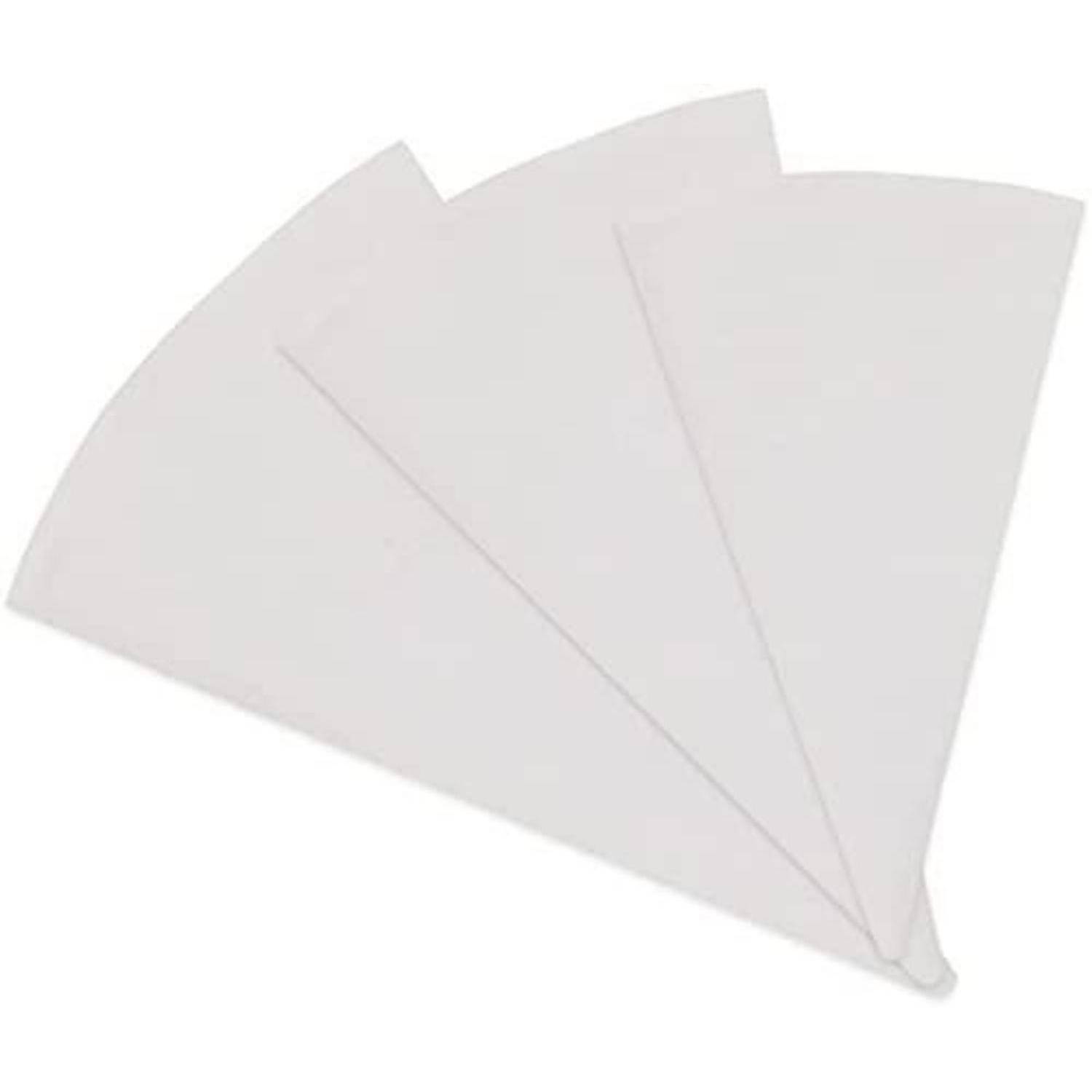 Drei leere weiße gefaltete Papierfilter oder Blätter fächerförmig auf weißem Hintergrund angeordnet.