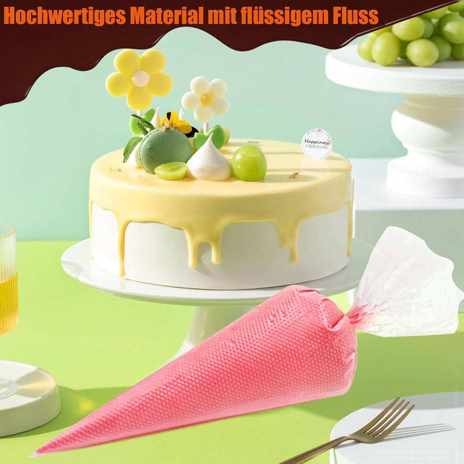 Dekorierter weißer Kuchen mit gelbem Tropfglasur und Obst auf einem Ständer, plus eine rosa Spritzbeutel; deutscher Text lautet 