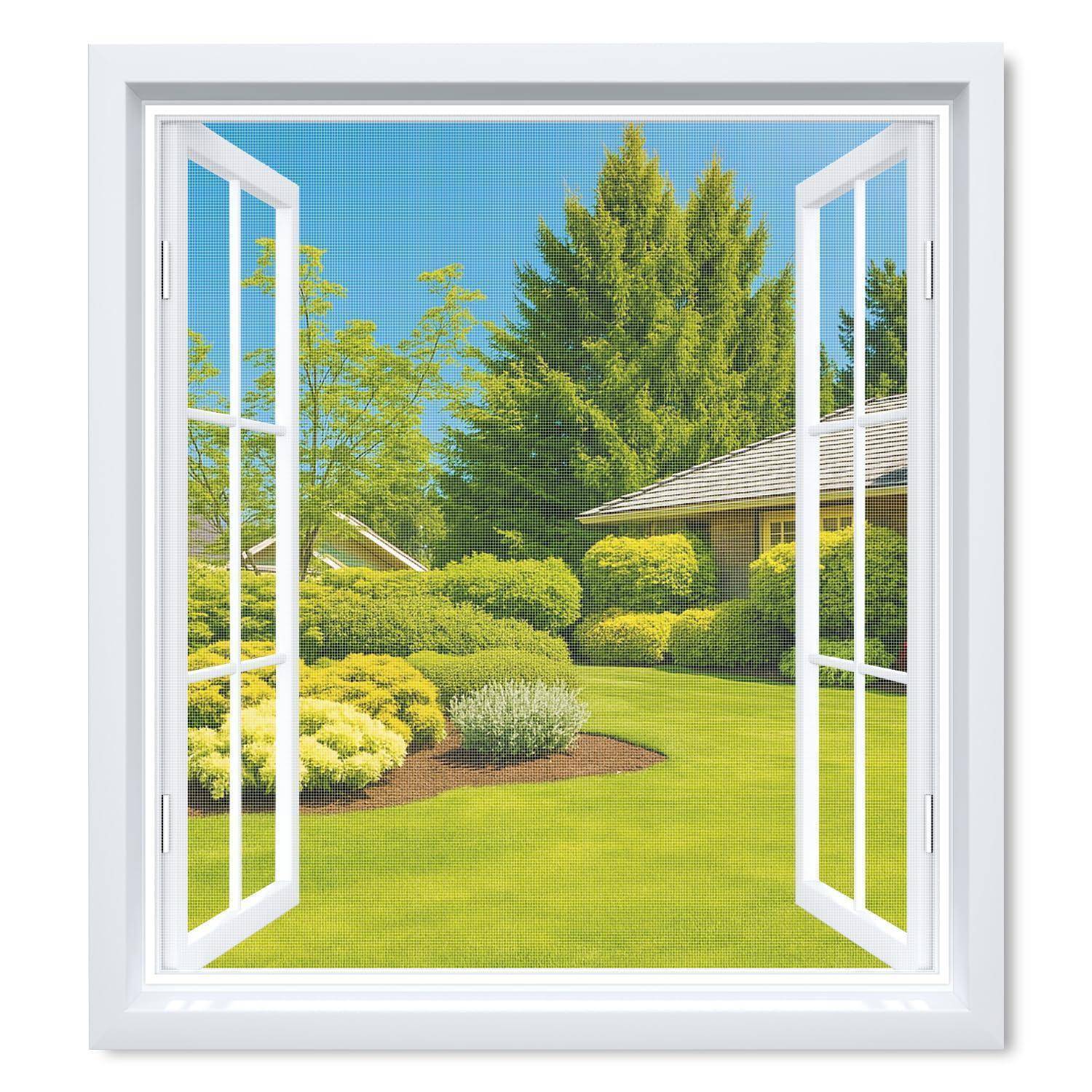 Offener weißer Fensterrahmen mit Blick auf einen hellen gestalteten Garten mit Bäumen, Sträuchern, Rasen und einem Hausdach im Hintergrund.