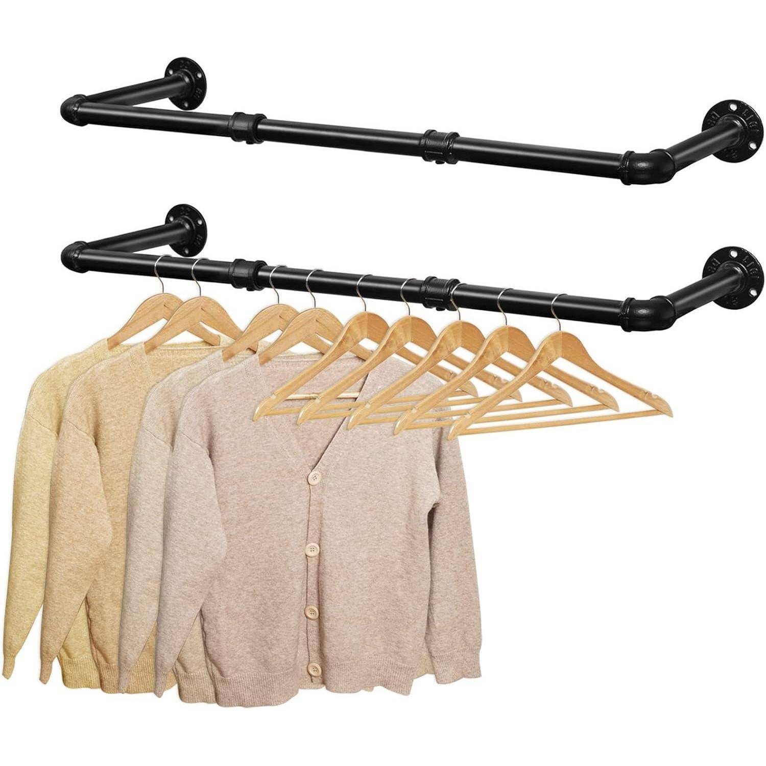 Schwarze wandmontierte Kleiderstange mit zwei Halterungen, gezeigt hängend mehrere Holzkleiderbügel und Pullover für die Schranklagerung.