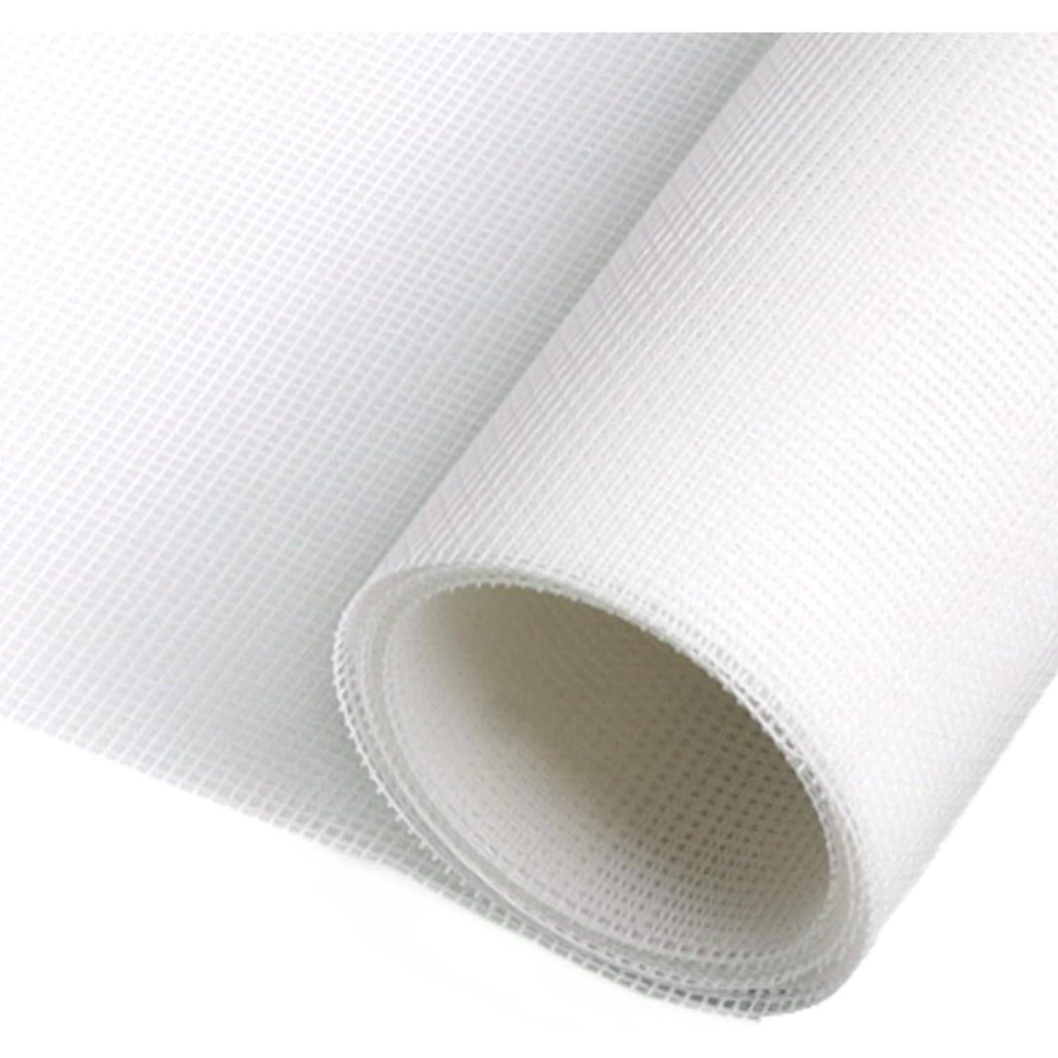 Aufgerolltes weißes Maschengewebe oder Bildschirmmaterial in Nahaufnahme auf einfachem weißem Hintergrund.