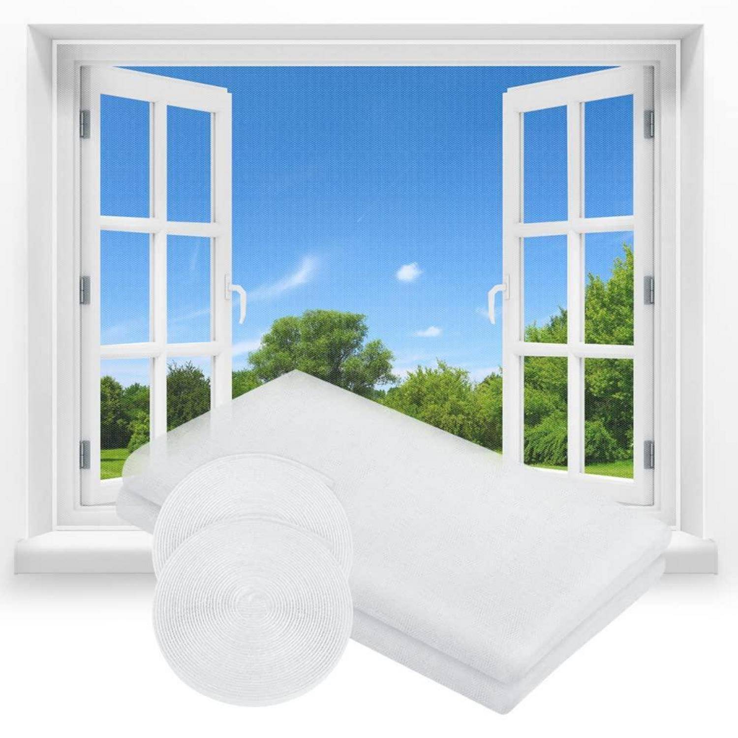 Weiße Kissen vor einem offenen Fenster mit Blick auf einen strahlend blauen Himmel und grüne Bäume, was frische Luft und ein komfortables Schlafzimmer andeutet.