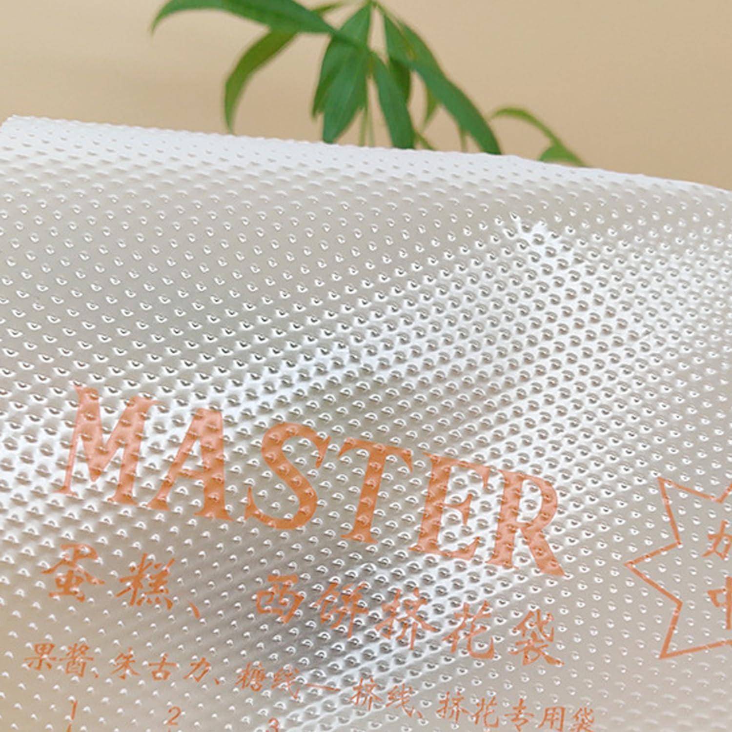 Nahaufnahme eines silbernen strukturierten Päckchens mit der Aufschrift „MASTER