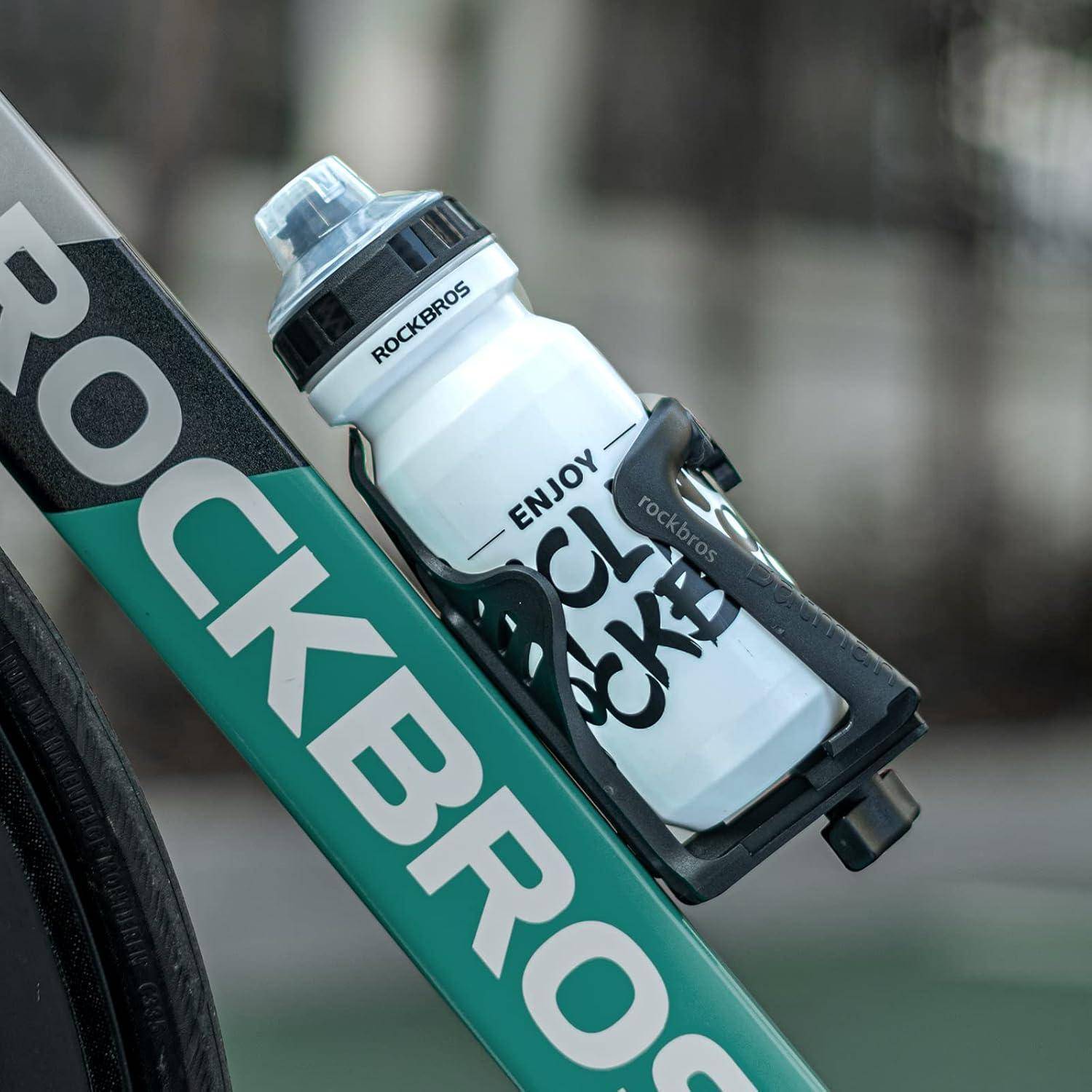 Nahaufnahme eines Fahrradrahmens mit einer Rockbros-Wasserflasche in einer montierten Halterung, die das Markenlogo und den Text „ENJOY